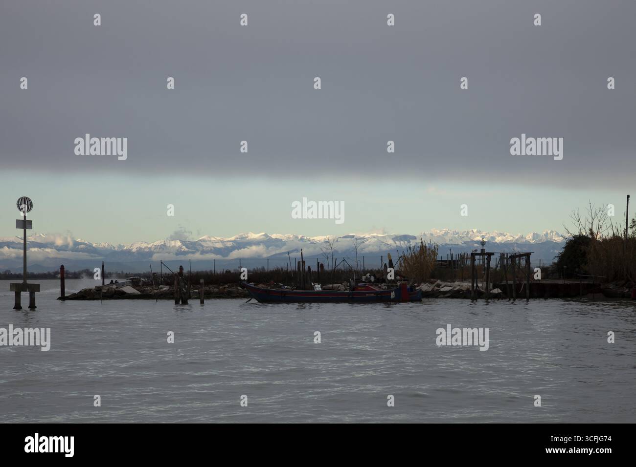Isola di Burano di fronte alle Alpi innevate, Venezia, Veneto, Italia Foto Stock