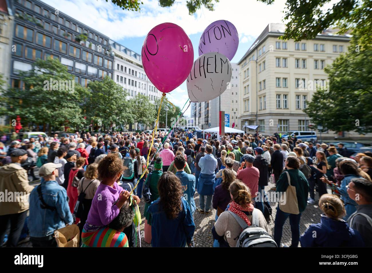 Strassenfest am Hausvogteiplatz in Berlin zur offiziellen Umbenennung der Mohrenstrasse in Berlin-Mitte in Anton-Wilhelm-amo-Strasse foto vom 23.08.2025. Bis zum Schluss wurde mit juristischen Mitteln um die Umbenennung gestritten. Seit dem spaeten Freitagabend 22.08.2025 ist klar: Berlin Hat kuenftig eine Anton-Wilhelm-amo-Strasse, benannt nach dem ersten bekannten Philosophen afrikanischer Herkunft in Deutschland. Der neue Strassenname wurde bei dem Strassenfest wiederholt mit grossem Applaus Bedacht. Redner verschiedener Initiativen betonten, Dass die Umbenennung keine Formalitaet darstelle Foto Stock