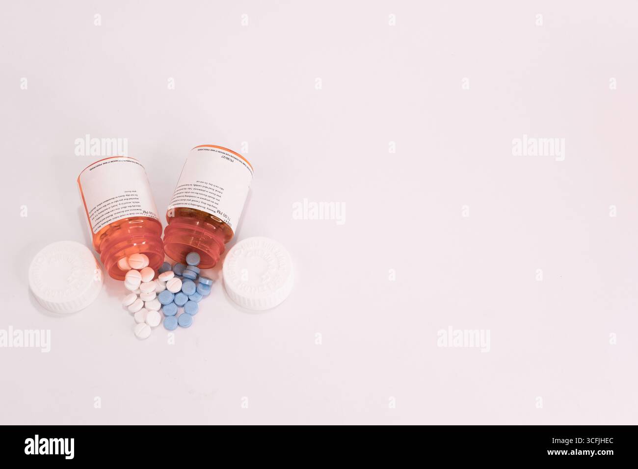 Vista dall'alto di due flaconi di prescrizione versati sui lati. Foto Stock