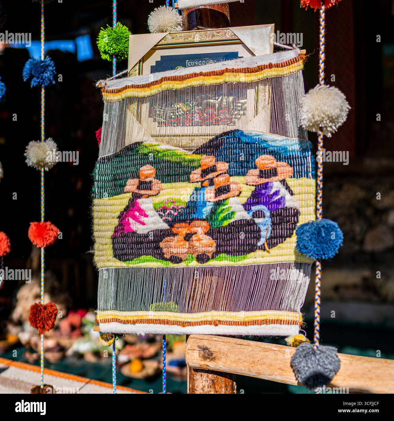 Arazzi andini tessuti a mano su telaio raffiguranti scene di vita tradizionali a Cusco, Perù. Artigianato autentico e arte tessile culturale. Foto Stock