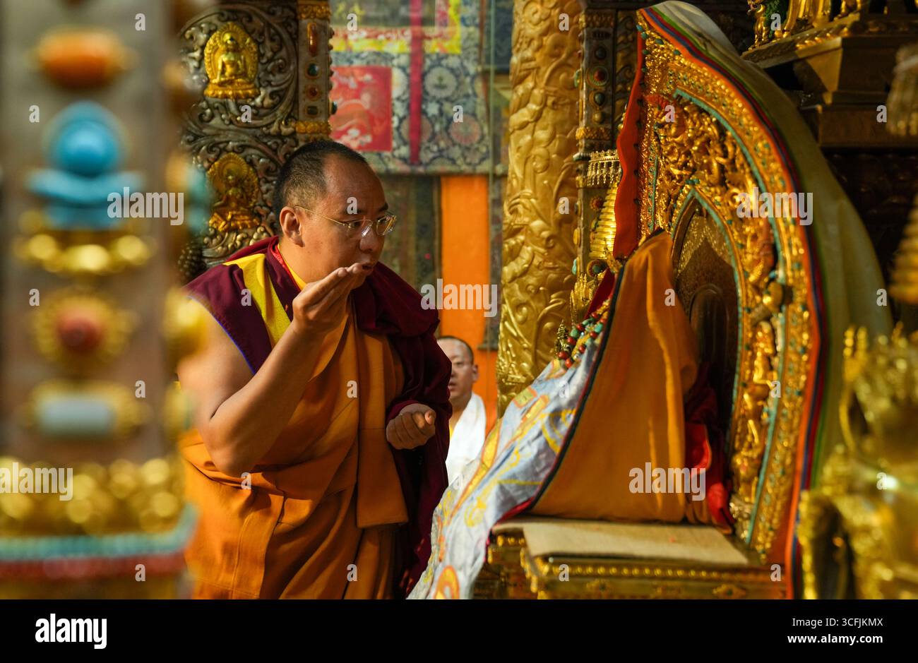 Lhasa, la regione autonoma cinese di Xizang. 29 luglio 2025. Panchen Erdeni Chos-kyi rGyal-po visita il monastero di Raiqen a Lhasa, regione autonoma di Xizang, nel sud-ovest della Cina, 29 luglio 2025. Panchen Erdeni Chos-kyi rGyal-po svolse i suoi compiti regolari presso il ramo Xizang dell'Associazione buddista cinese e partecipò ad attività religiose e sociali nella regione autonoma di Xizang della Cina sud-occidentale dal giugno 30 al 20 agosto. Crediti: Jigme Dorje/Xinhua/Alamy Live News Foto Stock