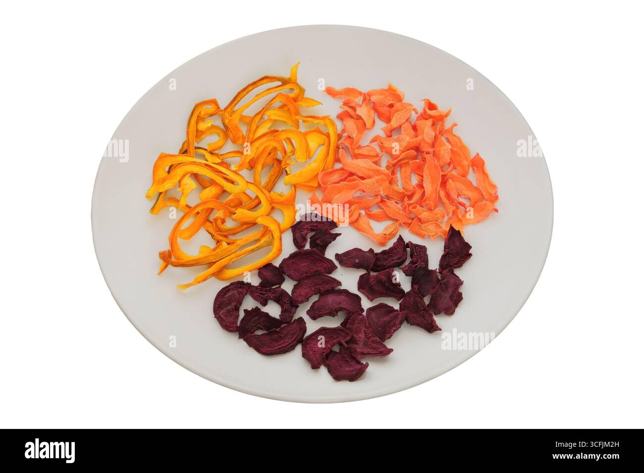 Barbabietola secca, pepe dolce e carota su un piatto di ceramica isolato su sfondo bianco. Varie verdure secche. Cibo avventuroso. Snack nutriente Foto Stock