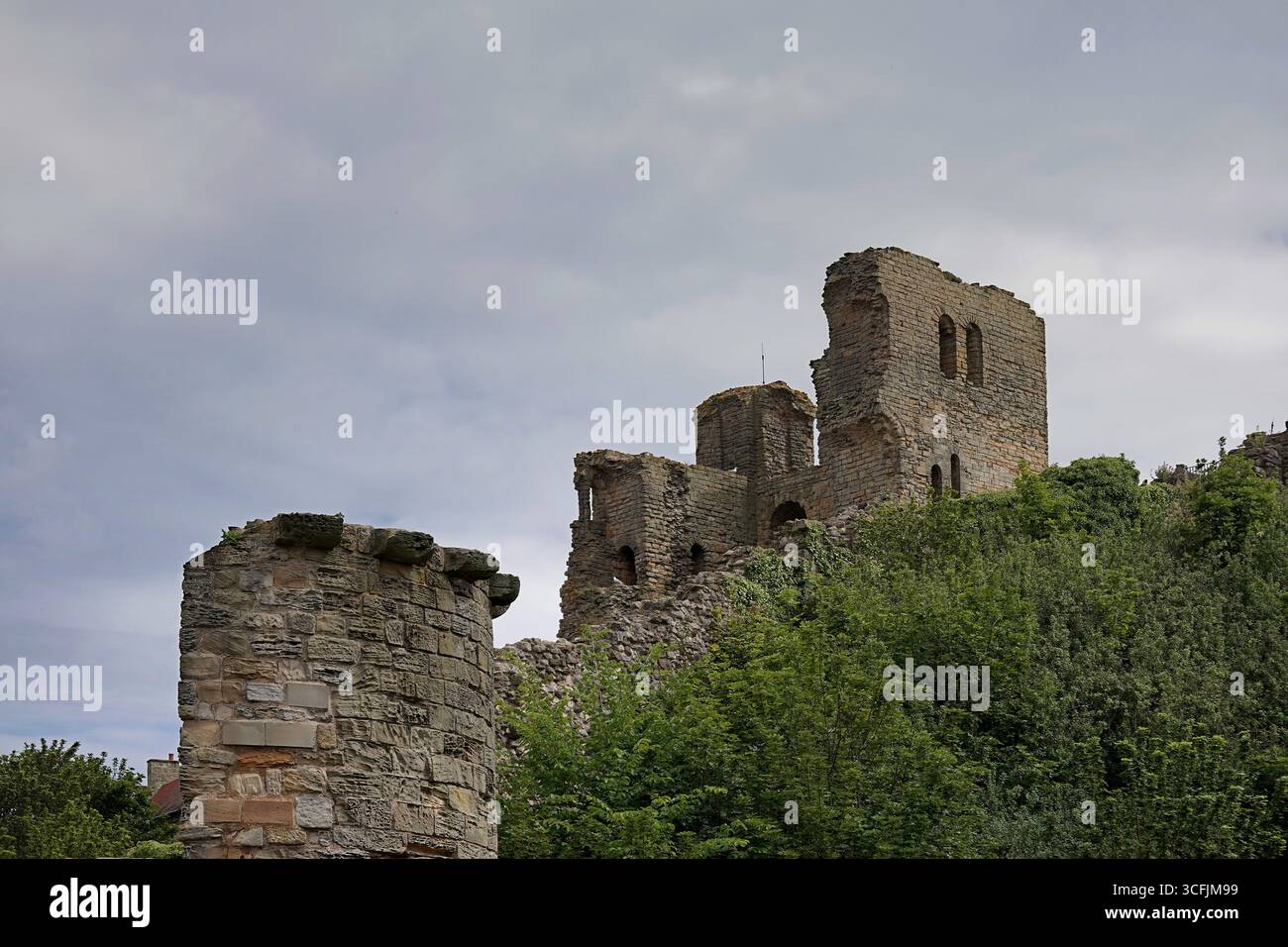 Castello di Scarborough, North Yorkshire, Inghilterra, Regno Unito - grande Torre del castello, un forte medievale che si affaccia sul Mare del Nord Foto Stock