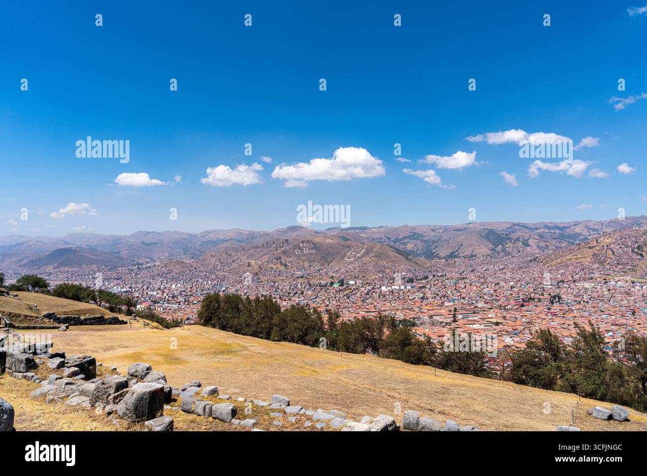 Vista panoramica della città di Cusco dal tempio cerimoniale Sacsayhuaman con il paesaggio urbano delle colline andine sotto il cielo blu Foto Stock