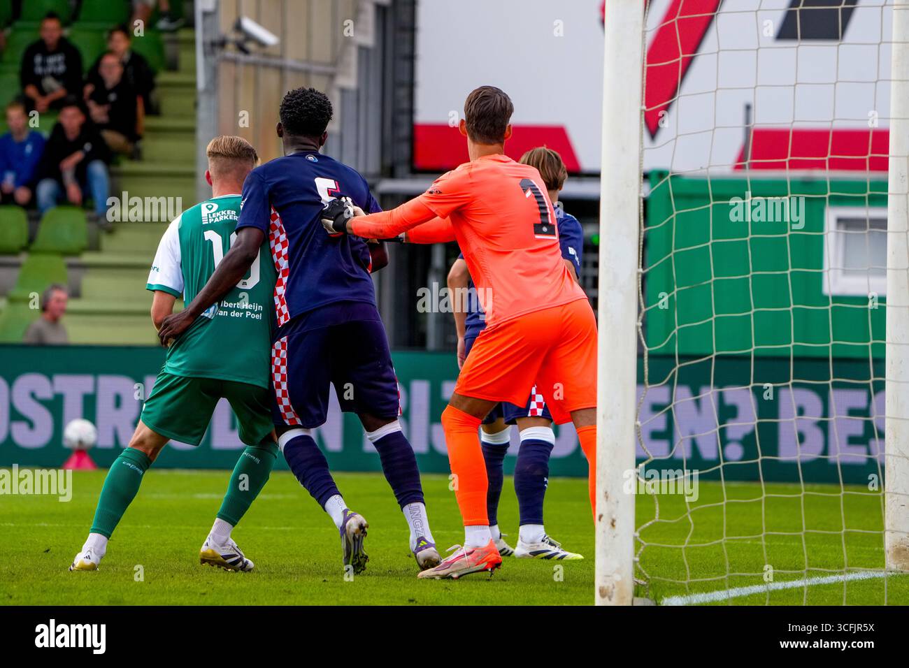 Dordrecht - Joep van der Sluijs del FC Dordrecht, Raf van de Riet del Jong PSV Eindhoven, portiere Tijn Smolenaars del Jong PSV Eindhoven durante il terzo round della stagione 2025/2026 Keuken Kampioen Divisie. La partita è ambientata tra FC Dordrecht e Jong PSV all'M-Scores Stadion il 23 agosto 2025 a Dordrecht, nei Paesi Bassi. (VK Sportphoto/Nick Koole) Foto Stock