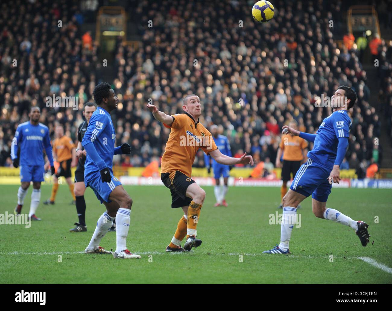 John Obi Mikel di Chelsea e David Jones di Wolverhampton Wanderers. Barclays Premier League - Wolverhampton Wanderers contro Chelsea Foto Stock