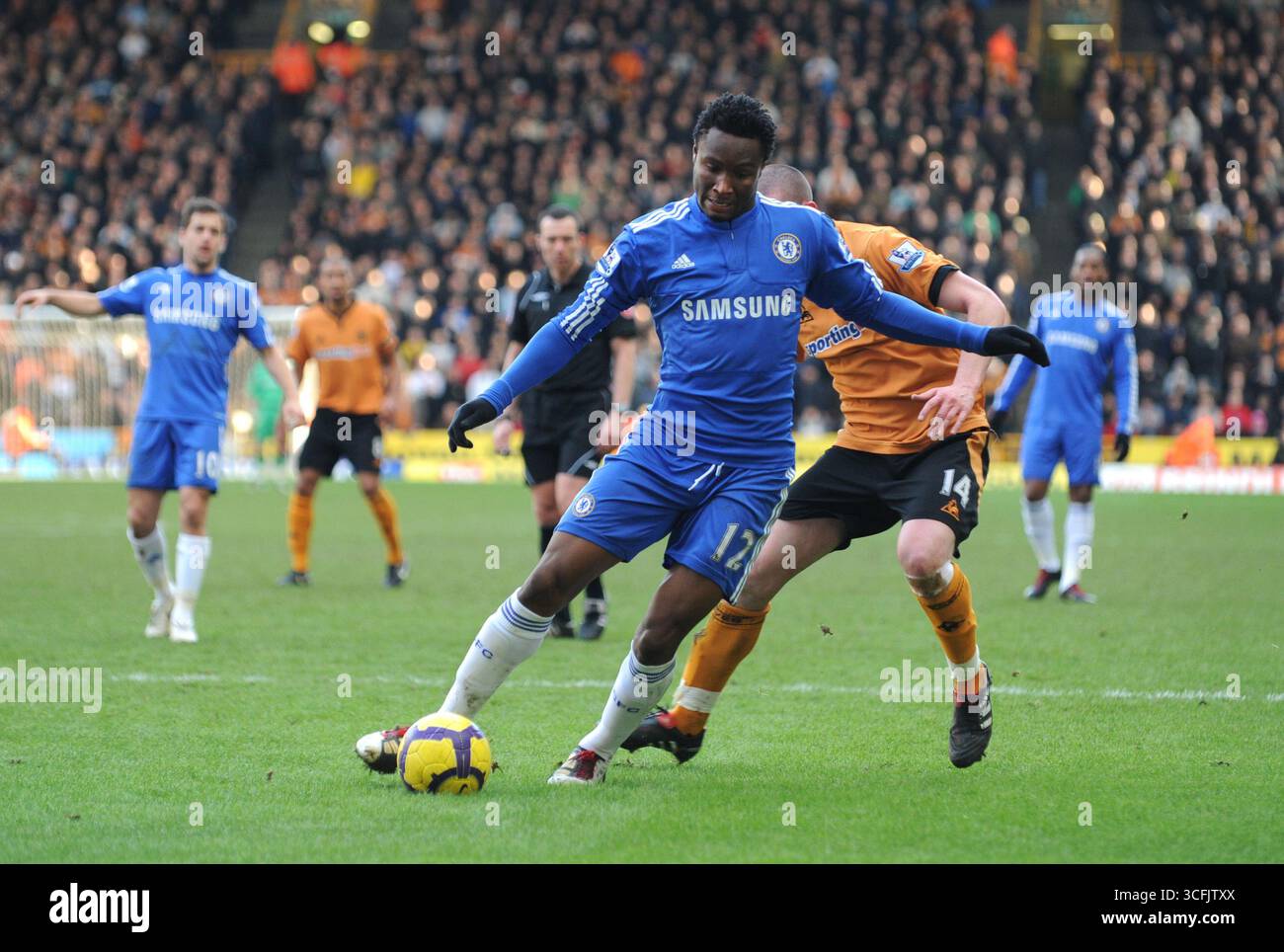 John Obi Mikel di Chelsea e David Jones di Wolverhampton Wanderers. Barclays Premier League - Wolverhampton Wanderers contro Chelsea Foto Stock
