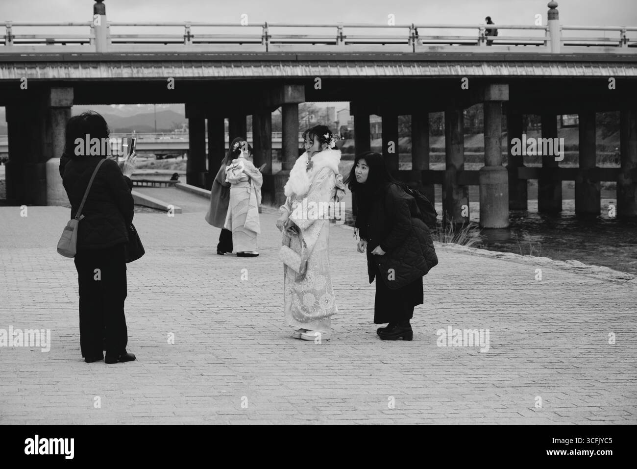 Le donne in kimono posano vicino al fiume Kamo Foto Stock