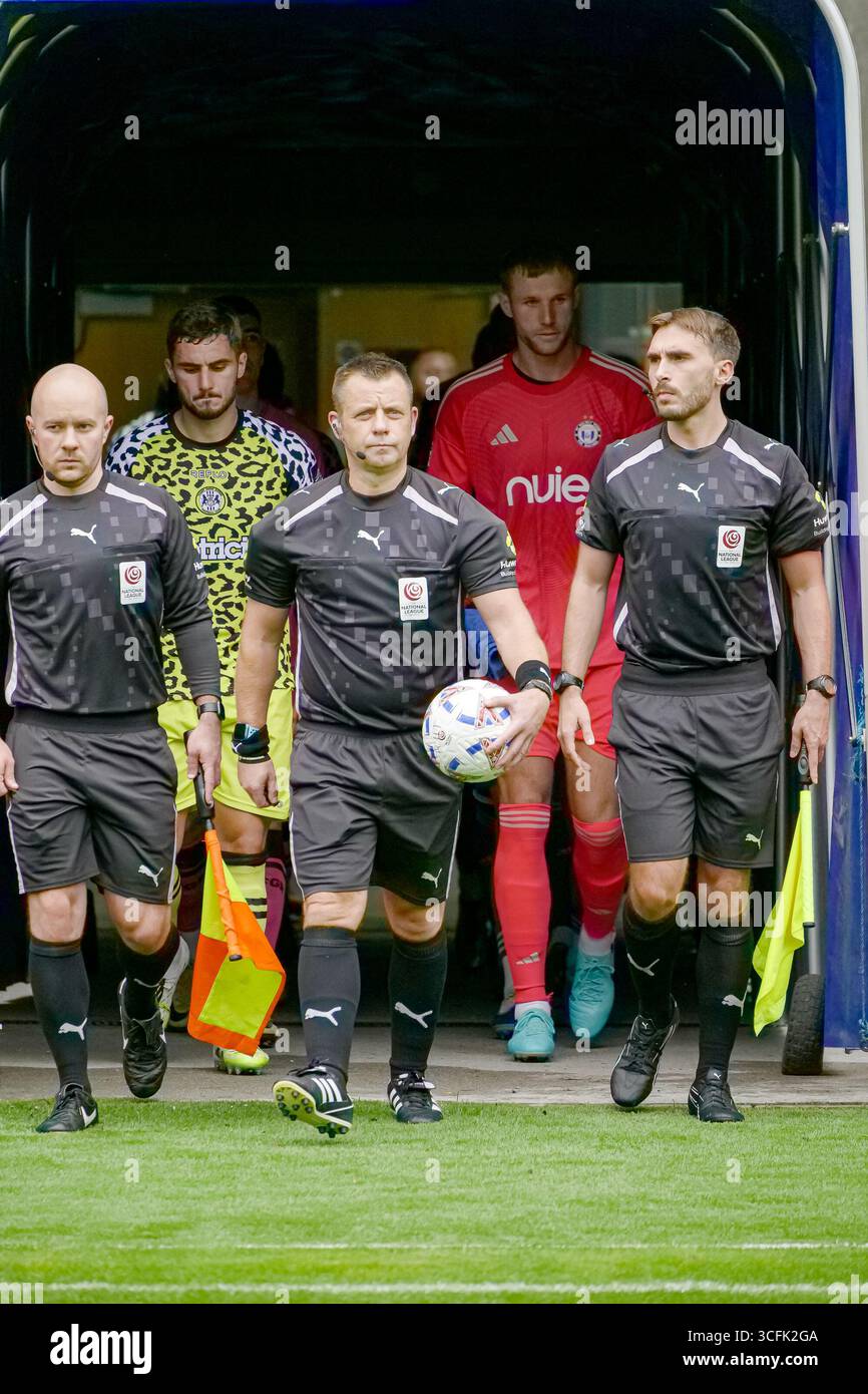 Halifax, Regno Unito. 23 agosto 2025. Gli ufficiali della partita (Gareth Rhodes, David Holmes e Michael Robinson) e le squadre emergono dal tunnel. L'FC Halifax Town gioca contro i Forest Green Rovers giocando in una partita della stagione 2025-2026 dell'Enterprise National League allo Shay Stadium di Halifax, West Yorkshire. Crediti: SpImageryBT / Alamy Live News Foto Stock