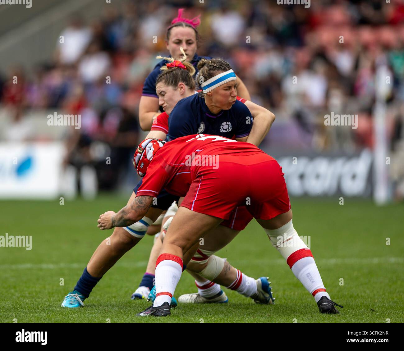 23 agosto 2025; Salford Community Stadium, Salford, Lancashire, Inghilterra; coppa del mondo femminile Pool B Rugby, Scozia contro Galles; Rachel McLachlan della Scozia è affrontata da donna Rose del Galles Foto Stock