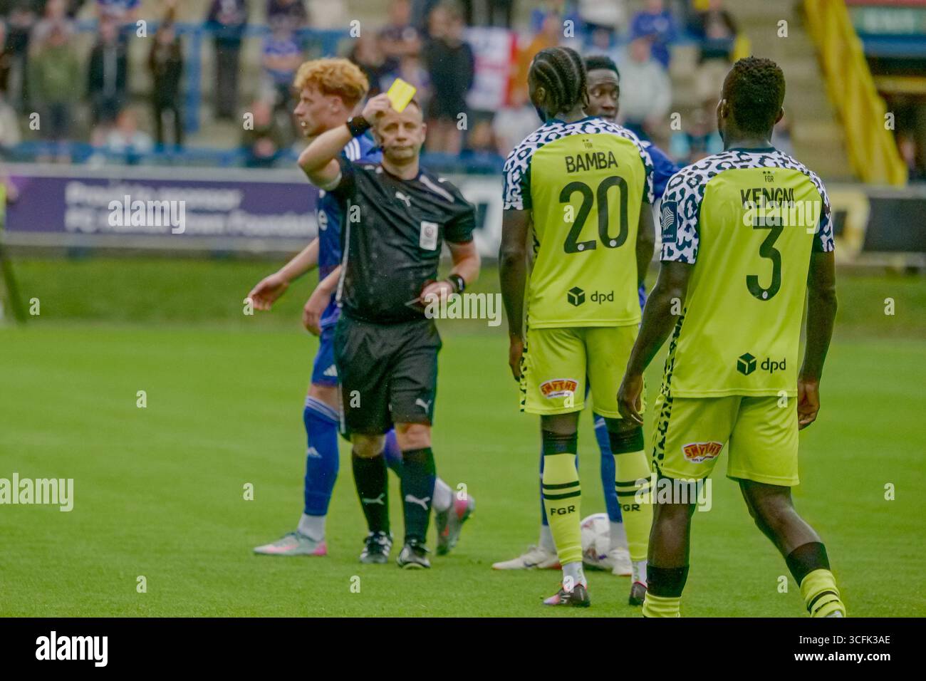 Halifax, Regno Unito. 23 agosto 2025. L'arbitro Gareth Rhodes avverte Yahaya Bamba con un cartellino giallo di fallo. Giocatori in azione durante FC Halifax Town vs Forest Green Rovers allo Shay Stadium di Halifax, National League 2025–26. Crediti: SpImageryBT / Alamy Live News Foto Stock