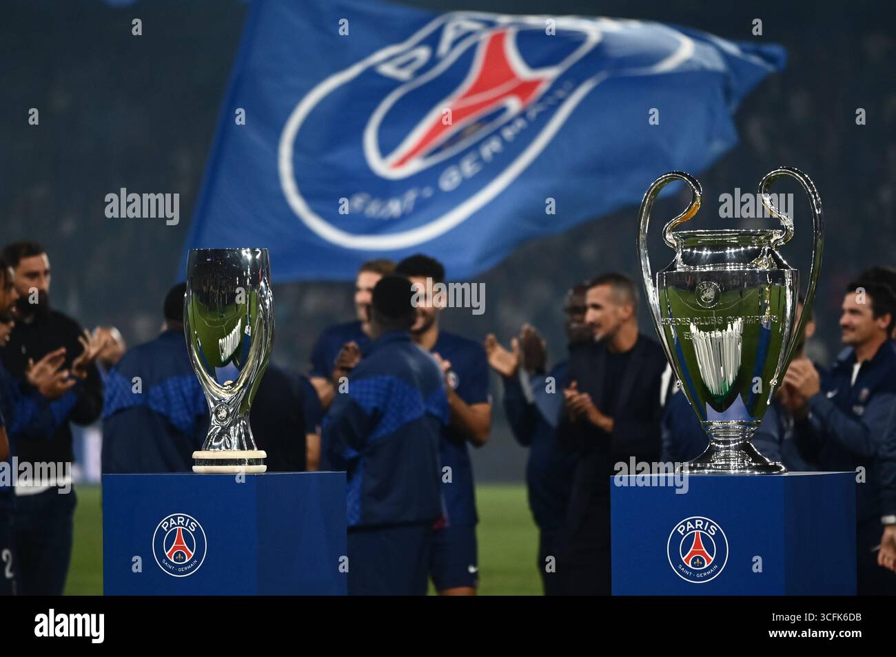 Parigi, Francia. 22 agosto 2025. Tutti i trofei PSG si sono riuniti sul campo alla fine del match Mc Donald's Ligue 1 tra PSG e Angers SCO al Parc des Princes il 22 agosto 2025. - 22/08/2025 - Francia/Ile-de-France (regione)/Parigi - Julien Mattia/le Pictorium credito: LE PICTORIUM/Alamy Live News Foto Stock