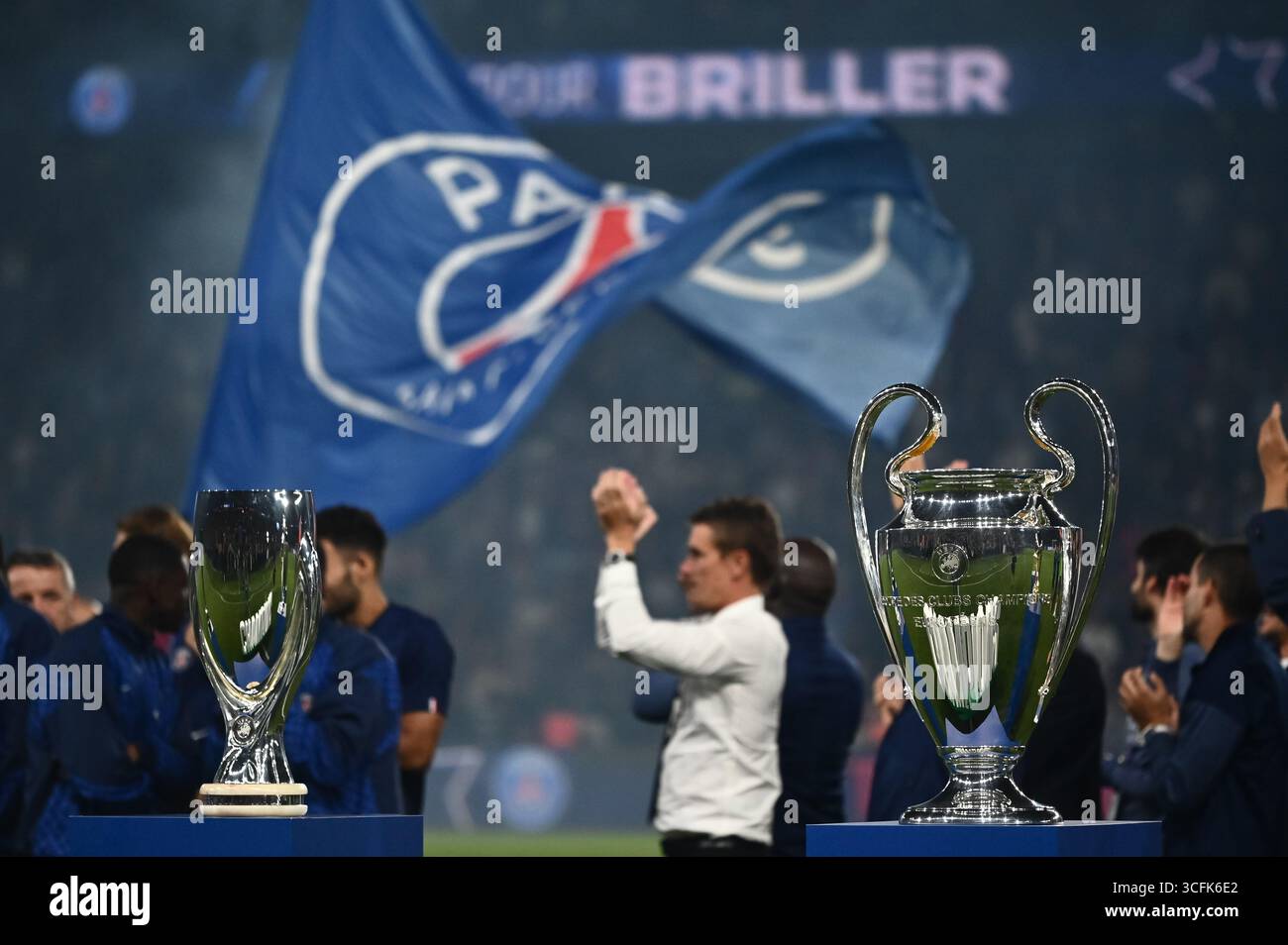 Parigi, Francia. 22 agosto 2025. Tutti i trofei PSG si sono riuniti sul campo alla fine del match Mc Donald's Ligue 1 tra PSG e Angers SCO al Parc des Princes il 22 agosto 2025. - 22/08/2025 - Francia/Ile-de-France (regione)/Parigi - Julien Mattia/le Pictorium credito: LE PICTORIUM/Alamy Live News Foto Stock