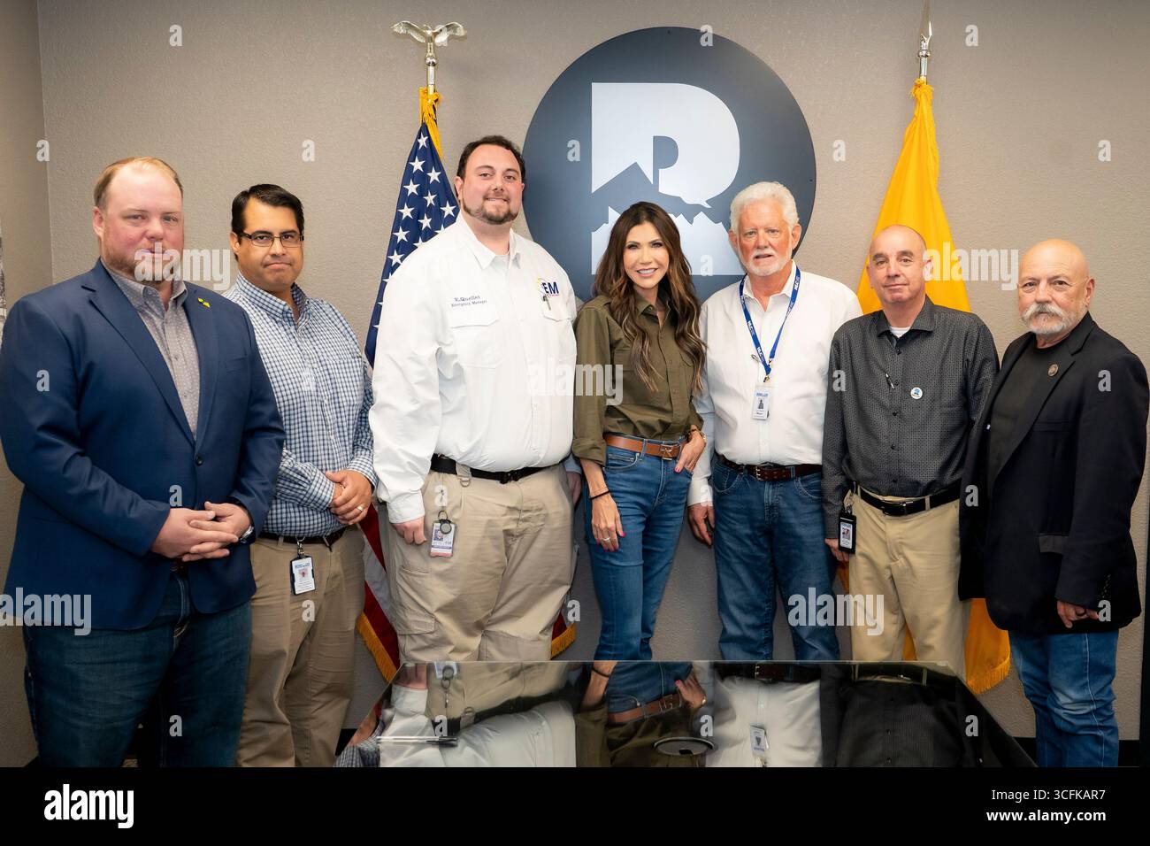 Il segretario del Dipartimento per la sicurezza interna (DHS) Kristi Noem ha viaggiato su un jet militare e poi su un elicottero fino al muro del confine meridionale degli Stati Uniti, dove ha in mano una foto - sotto la direzione del presidente Donald Trump - per dipingere il muro d'acciaio del confine nero a Santa Teresa, New Mexico. Noem è stato assistito da membri in uniforme degli agenti della dogana e della protezione delle frontiere degli Stati Uniti. La vernice nera doveva raccogliere l’energia del sole per rendere l’acciaio del muro più caldo al tatto – quindi più difficile per i clandestini scalare. La vernice, tuttavia, veniva applicata solo sul lato statunitense del muro di confine. Foto Stock