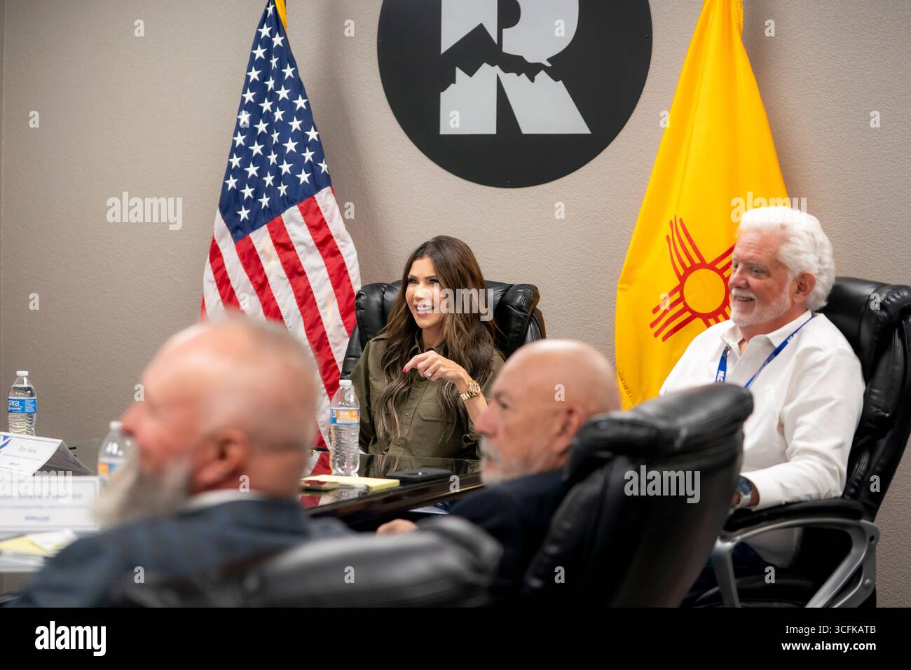 Il segretario del Dipartimento per la sicurezza interna (DHS) Kristi Noem ha viaggiato su un jet militare e poi su un elicottero fino al muro del confine meridionale degli Stati Uniti, dove ha in mano una foto - sotto la direzione del presidente Donald Trump - per dipingere il muro d'acciaio del confine nero a Santa Teresa, New Mexico. Noem è stato assistito da membri in uniforme degli agenti della dogana e della protezione delle frontiere degli Stati Uniti. La vernice nera doveva raccogliere l’energia del sole per rendere l’acciaio del muro più caldo al tatto – quindi più difficile per i clandestini scalare. La vernice, tuttavia, veniva applicata solo sul lato statunitense del muro di confine. Foto Stock