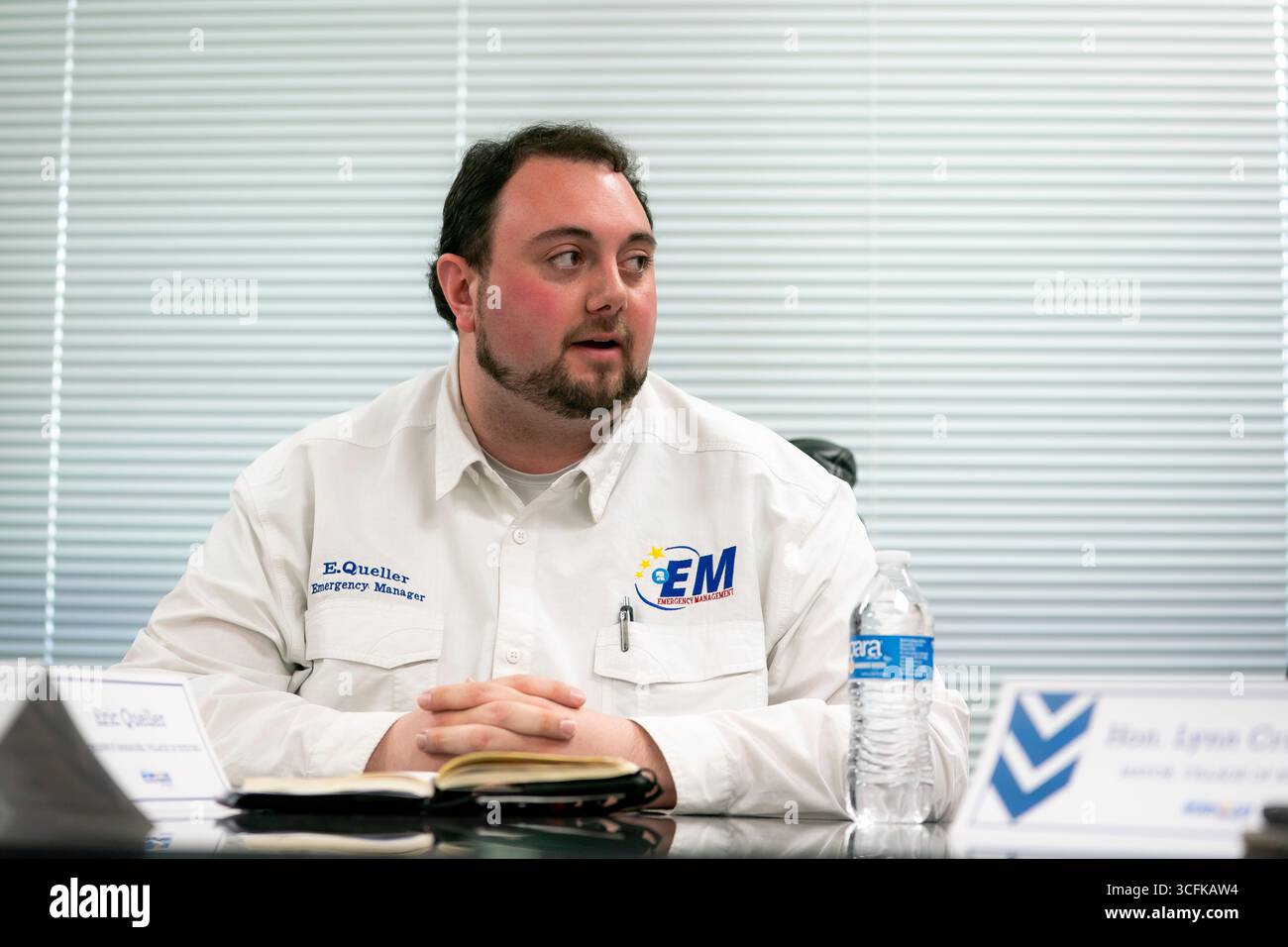 Il segretario del Dipartimento per la sicurezza interna (DHS) Kristi Noem ha viaggiato su un jet militare e poi su un elicottero fino al muro del confine meridionale degli Stati Uniti, dove ha in mano una foto - sotto la direzione del presidente Donald Trump - per dipingere il muro d'acciaio del confine nero a Santa Teresa, New Mexico. Noem è stato assistito da membri in uniforme degli agenti della dogana e della protezione delle frontiere degli Stati Uniti. La vernice nera doveva raccogliere l’energia del sole per rendere l’acciaio del muro più caldo al tatto – quindi più difficile per i clandestini scalare. La vernice, tuttavia, veniva applicata solo sul lato statunitense del muro di confine. Foto Stock