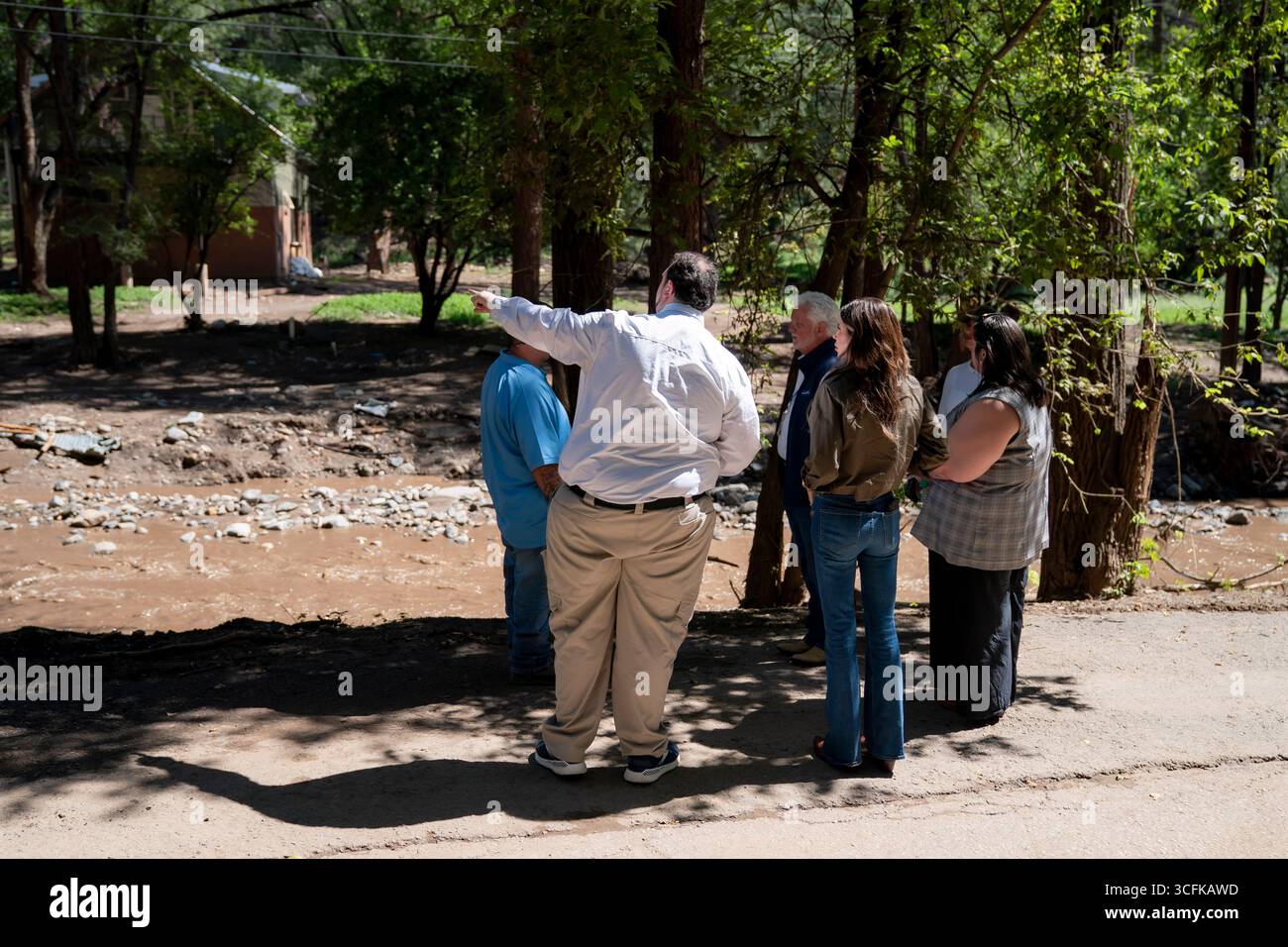 Il segretario del Dipartimento per la sicurezza interna (DHS) Kristi Noem ha viaggiato su un jet militare e poi su un elicottero fino al muro del confine meridionale degli Stati Uniti, dove ha in mano una foto - sotto la direzione del presidente Donald Trump - per dipingere il muro d'acciaio del confine nero a Santa Teresa, New Mexico. Noem è stato assistito da membri in uniforme degli agenti della dogana e della protezione delle frontiere degli Stati Uniti. La vernice nera doveva raccogliere l’energia del sole per rendere l’acciaio del muro più caldo al tatto – quindi più difficile per i clandestini scalare. La vernice, tuttavia, veniva applicata solo sul lato statunitense del muro di confine. Foto Stock