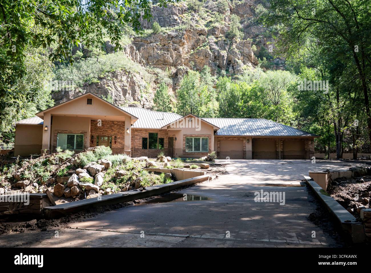 Il segretario del Dipartimento per la sicurezza interna (DHS) Kristi Noem ha viaggiato su un jet militare e poi su un elicottero fino al muro del confine meridionale degli Stati Uniti, dove ha in mano una foto - sotto la direzione del presidente Donald Trump - per dipingere il muro d'acciaio del confine nero a Santa Teresa, New Mexico. Noem è stato assistito da membri in uniforme degli agenti della dogana e della protezione delle frontiere degli Stati Uniti. La vernice nera doveva raccogliere l’energia del sole per rendere l’acciaio del muro più caldo al tatto – quindi più difficile per i clandestini scalare. La vernice, tuttavia, veniva applicata solo sul lato statunitense del muro di confine. Foto Stock