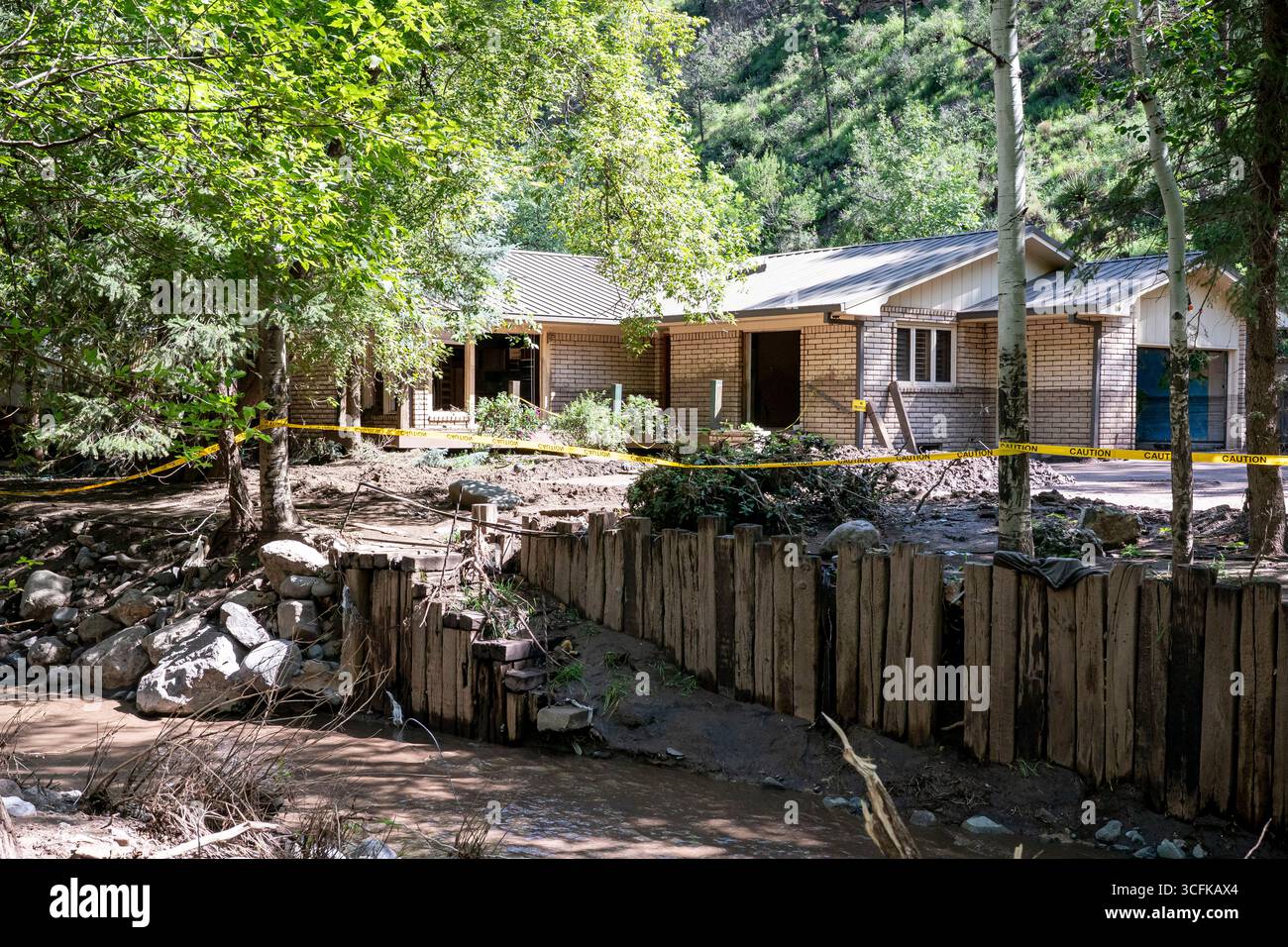 Il segretario del Dipartimento per la sicurezza interna (DHS) Kristi Noem ha viaggiato su un jet militare e poi su un elicottero fino al muro del confine meridionale degli Stati Uniti, dove ha in mano una foto - sotto la direzione del presidente Donald Trump - per dipingere il muro d'acciaio del confine nero a Santa Teresa, New Mexico. Noem è stato assistito da membri in uniforme degli agenti della dogana e della protezione delle frontiere degli Stati Uniti. La vernice nera doveva raccogliere l’energia del sole per rendere l’acciaio del muro più caldo al tatto – quindi più difficile per i clandestini scalare. La vernice, tuttavia, veniva applicata solo sul lato statunitense del muro di confine. Foto Stock
