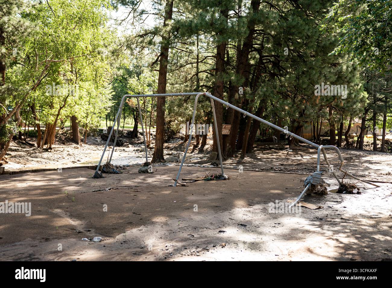 Il segretario del Dipartimento per la sicurezza interna (DHS) Kristi Noem ha viaggiato su un jet militare e poi su un elicottero fino al muro del confine meridionale degli Stati Uniti, dove ha in mano una foto - sotto la direzione del presidente Donald Trump - per dipingere il muro d'acciaio del confine nero a Santa Teresa, New Mexico. Noem è stato assistito da membri in uniforme degli agenti della dogana e della protezione delle frontiere degli Stati Uniti. La vernice nera doveva raccogliere l’energia del sole per rendere l’acciaio del muro più caldo al tatto – quindi più difficile per i clandestini scalare. La vernice, tuttavia, veniva applicata solo sul lato statunitense del muro di confine. Foto Stock