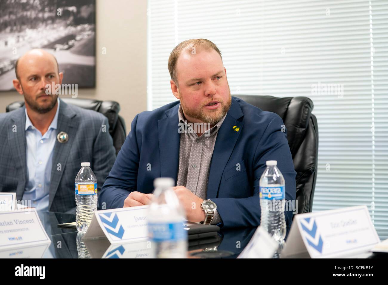 Il segretario del Dipartimento per la sicurezza interna (DHS) Kristi Noem ha viaggiato su un jet militare e poi su un elicottero fino al muro del confine meridionale degli Stati Uniti, dove ha in mano una foto - sotto la direzione del presidente Donald Trump - per dipingere il muro d'acciaio del confine nero a Santa Teresa, New Mexico. Noem è stato assistito da membri in uniforme degli agenti della dogana e della protezione delle frontiere degli Stati Uniti. La vernice nera doveva raccogliere l’energia del sole per rendere l’acciaio del muro più caldo al tatto – quindi più difficile per i clandestini scalare. La vernice, tuttavia, veniva applicata solo sul lato statunitense del muro di confine. Foto Stock