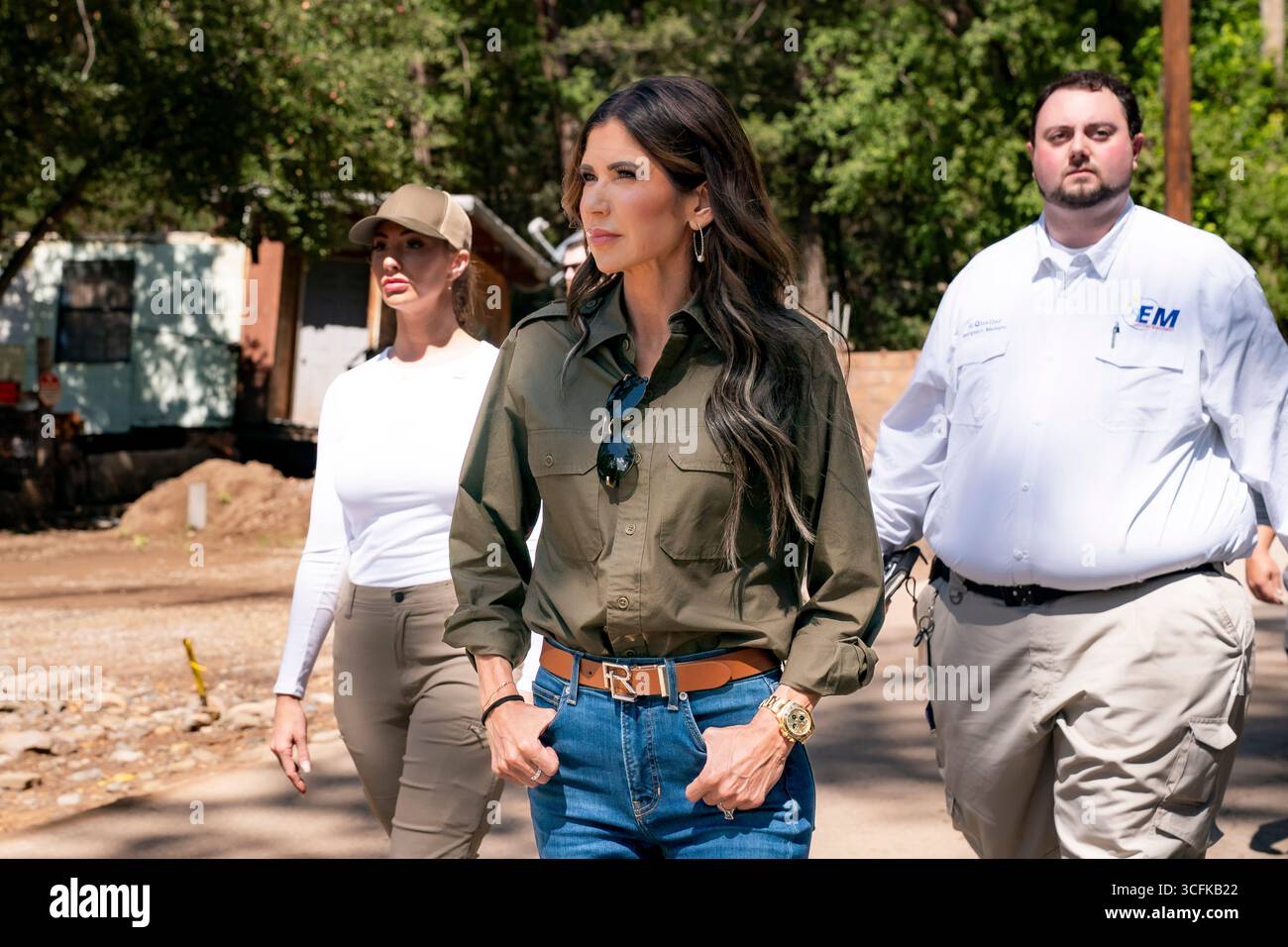 Il segretario del Dipartimento per la sicurezza interna (DHS) Kristi Noem ha viaggiato su un jet militare e poi su un elicottero fino al muro del confine meridionale degli Stati Uniti, dove ha in mano una foto - sotto la direzione del presidente Donald Trump - per dipingere il muro d'acciaio del confine nero a Santa Teresa, New Mexico. Noem è stato assistito da membri in uniforme degli agenti della dogana e della protezione delle frontiere degli Stati Uniti. La vernice nera doveva raccogliere l’energia del sole per rendere l’acciaio del muro più caldo al tatto – quindi più difficile per i clandestini scalare. La vernice, tuttavia, veniva applicata solo sul lato statunitense del muro di confine. Foto Stock