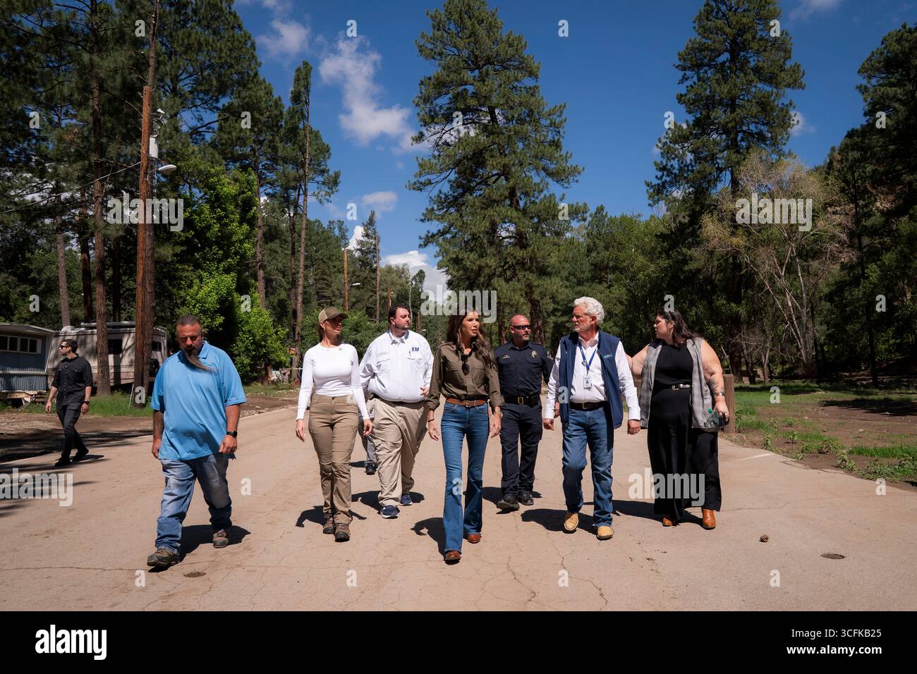 Il segretario del Dipartimento per la sicurezza interna (DHS) Kristi Noem ha viaggiato su un jet militare e poi su un elicottero fino al muro del confine meridionale degli Stati Uniti, dove ha in mano una foto - sotto la direzione del presidente Donald Trump - per dipingere il muro d'acciaio del confine nero a Santa Teresa, New Mexico. Noem è stato assistito da membri in uniforme degli agenti della dogana e della protezione delle frontiere degli Stati Uniti. La vernice nera doveva raccogliere l’energia del sole per rendere l’acciaio del muro più caldo al tatto – quindi più difficile per i clandestini scalare. La vernice, tuttavia, veniva applicata solo sul lato statunitense del muro di confine. Foto Stock