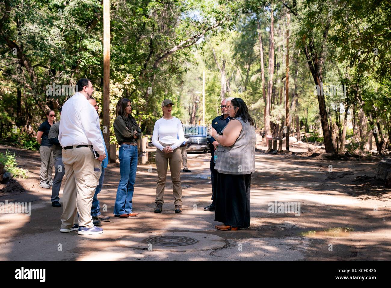 Il segretario del Dipartimento per la sicurezza interna (DHS) Kristi Noem ha viaggiato su un jet militare e poi su un elicottero fino al muro del confine meridionale degli Stati Uniti, dove ha in mano una foto - sotto la direzione del presidente Donald Trump - per dipingere il muro d'acciaio del confine nero a Santa Teresa, New Mexico. Noem è stato assistito da membri in uniforme degli agenti della dogana e della protezione delle frontiere degli Stati Uniti. La vernice nera doveva raccogliere l’energia del sole per rendere l’acciaio del muro più caldo al tatto – quindi più difficile per i clandestini scalare. La vernice, tuttavia, veniva applicata solo sul lato statunitense del muro di confine. Foto Stock