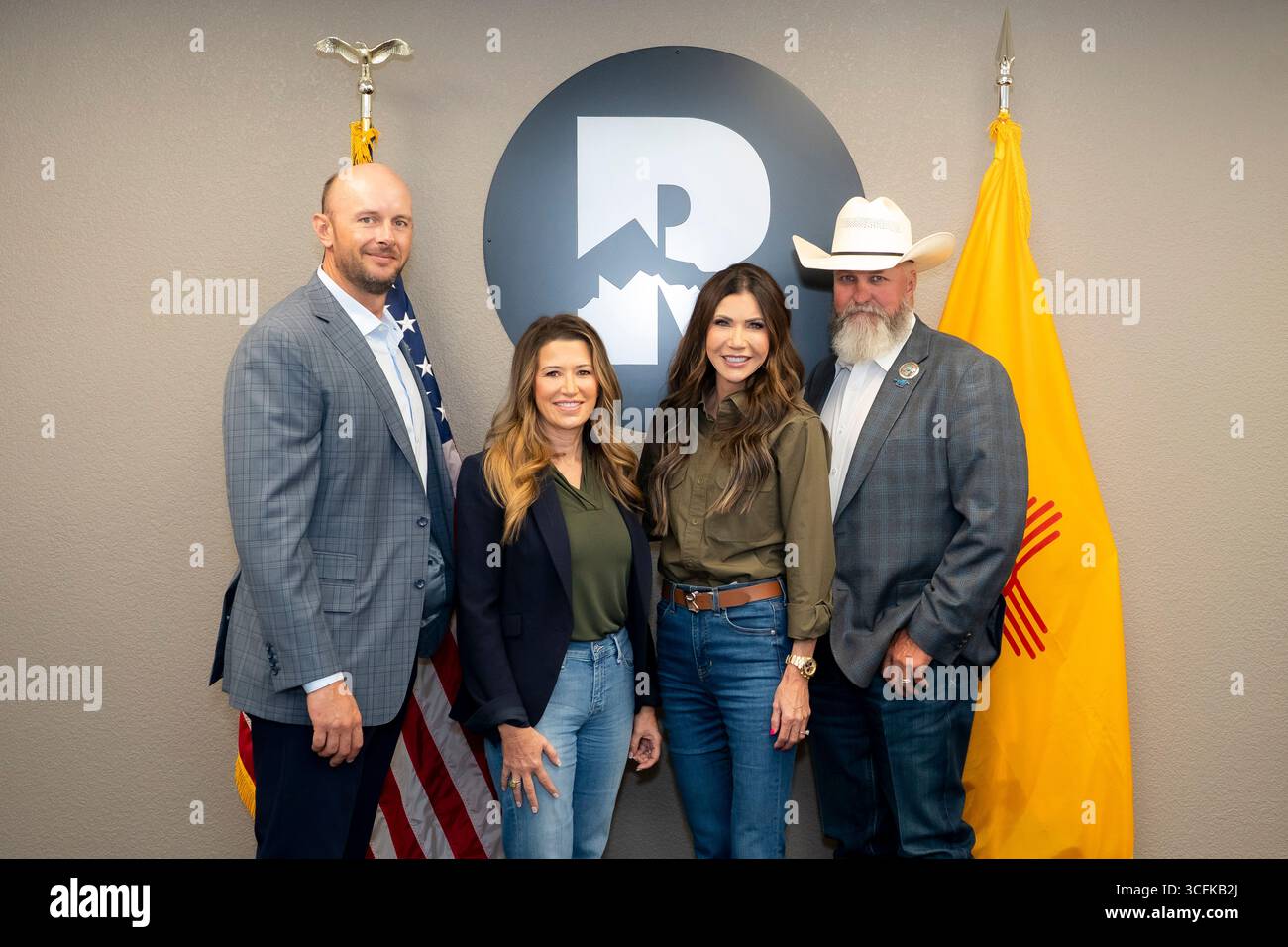 Il segretario del Dipartimento per la sicurezza interna (DHS) Kristi Noem ha viaggiato su un jet militare e poi su un elicottero fino al muro del confine meridionale degli Stati Uniti, dove ha in mano una foto - sotto la direzione del presidente Donald Trump - per dipingere il muro d'acciaio del confine nero a Santa Teresa, New Mexico. Noem è stato assistito da membri in uniforme degli agenti della dogana e della protezione delle frontiere degli Stati Uniti. La vernice nera doveva raccogliere l’energia del sole per rendere l’acciaio del muro più caldo al tatto – quindi più difficile per i clandestini scalare. La vernice, tuttavia, veniva applicata solo sul lato statunitense del muro di confine. Foto Stock