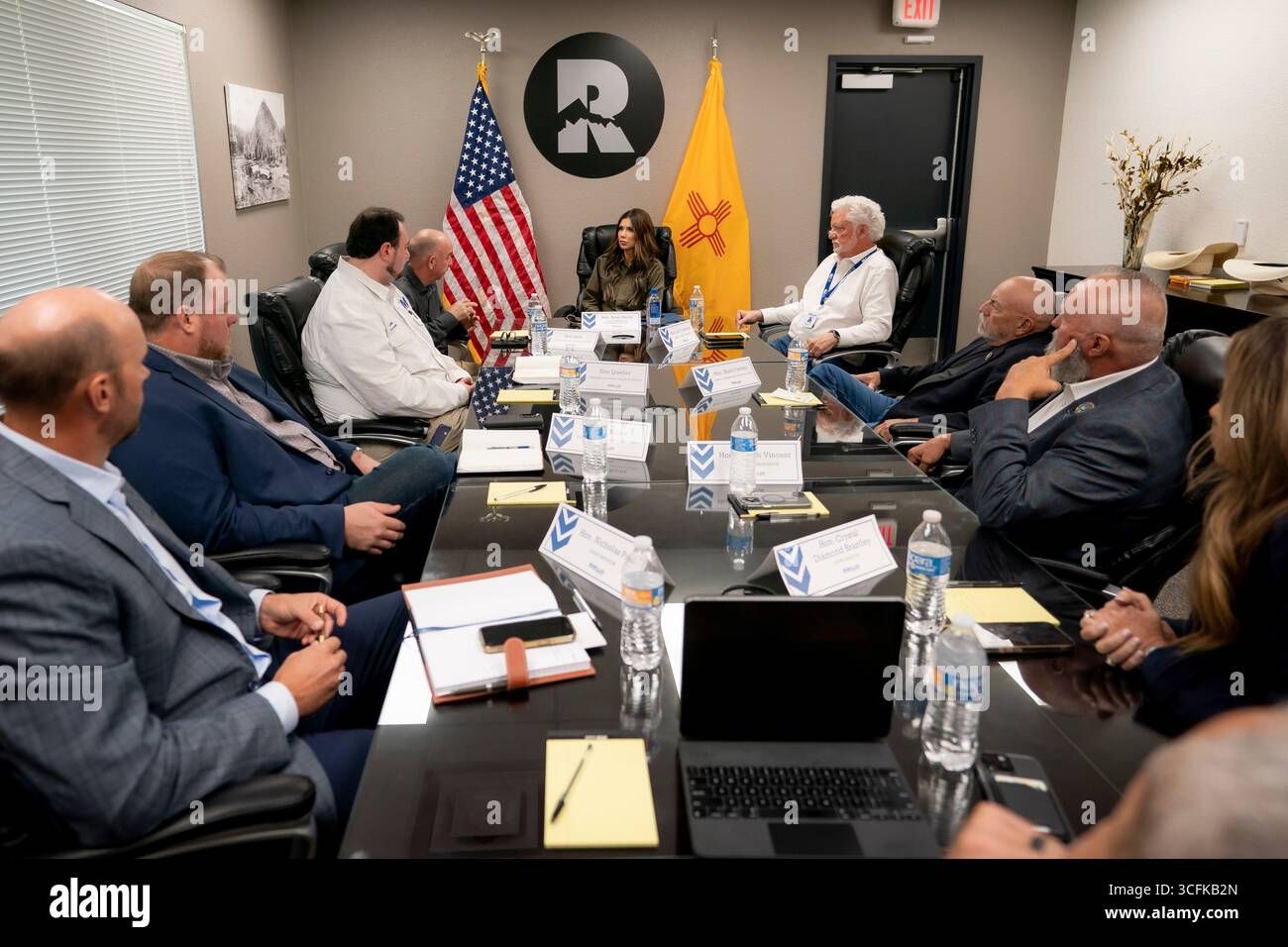 Il segretario del Dipartimento per la sicurezza interna (DHS) Kristi Noem ha viaggiato su un jet militare e poi su un elicottero fino al muro del confine meridionale degli Stati Uniti, dove ha in mano una foto - sotto la direzione del presidente Donald Trump - per dipingere il muro d'acciaio del confine nero a Santa Teresa, New Mexico. Noem è stato assistito da membri in uniforme degli agenti della dogana e della protezione delle frontiere degli Stati Uniti. La vernice nera doveva raccogliere l’energia del sole per rendere l’acciaio del muro più caldo al tatto – quindi più difficile per i clandestini scalare. La vernice, tuttavia, veniva applicata solo sul lato statunitense del muro di confine. Foto Stock