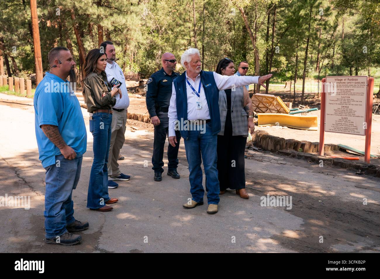 Il segretario del Dipartimento per la sicurezza interna (DHS) Kristi Noem ha viaggiato su un jet militare e poi su un elicottero fino al muro del confine meridionale degli Stati Uniti, dove ha in mano una foto - sotto la direzione del presidente Donald Trump - per dipingere il muro d'acciaio del confine nero a Santa Teresa, New Mexico. Noem è stato assistito da membri in uniforme degli agenti della dogana e della protezione delle frontiere degli Stati Uniti. La vernice nera doveva raccogliere l’energia del sole per rendere l’acciaio del muro più caldo al tatto – quindi più difficile per i clandestini scalare. La vernice, tuttavia, veniva applicata solo sul lato statunitense del muro di confine. Foto Stock