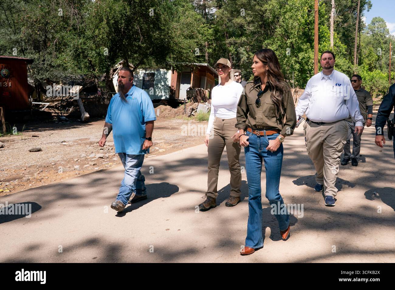 Il segretario del Dipartimento per la sicurezza interna (DHS) Kristi Noem ha viaggiato su un jet militare e poi su un elicottero fino al muro del confine meridionale degli Stati Uniti, dove ha in mano una foto - sotto la direzione del presidente Donald Trump - per dipingere il muro d'acciaio del confine nero a Santa Teresa, New Mexico. Noem è stato assistito da membri in uniforme degli agenti della dogana e della protezione delle frontiere degli Stati Uniti. La vernice nera doveva raccogliere l’energia del sole per rendere l’acciaio del muro più caldo al tatto – quindi più difficile per i clandestini scalare. La vernice, tuttavia, veniva applicata solo sul lato statunitense del muro di confine. Foto Stock
