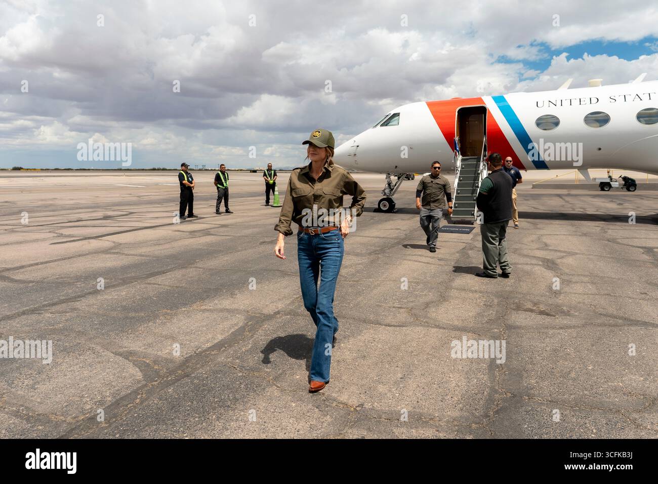 Il segretario del Dipartimento per la sicurezza interna (DHS) Kristi Noem ha viaggiato su un jet militare e poi su un elicottero fino al muro del confine meridionale degli Stati Uniti, dove ha in mano una foto - sotto la direzione del presidente Donald Trump - per dipingere il muro d'acciaio del confine nero a Santa Teresa, New Mexico. Noem è stato assistito da membri in uniforme degli agenti della dogana e della protezione delle frontiere degli Stati Uniti. La vernice nera doveva raccogliere l’energia del sole per rendere l’acciaio del muro più caldo al tatto – quindi più difficile per i clandestini scalare. La vernice, tuttavia, veniva applicata solo sul lato statunitense del muro di confine. Foto Stock
