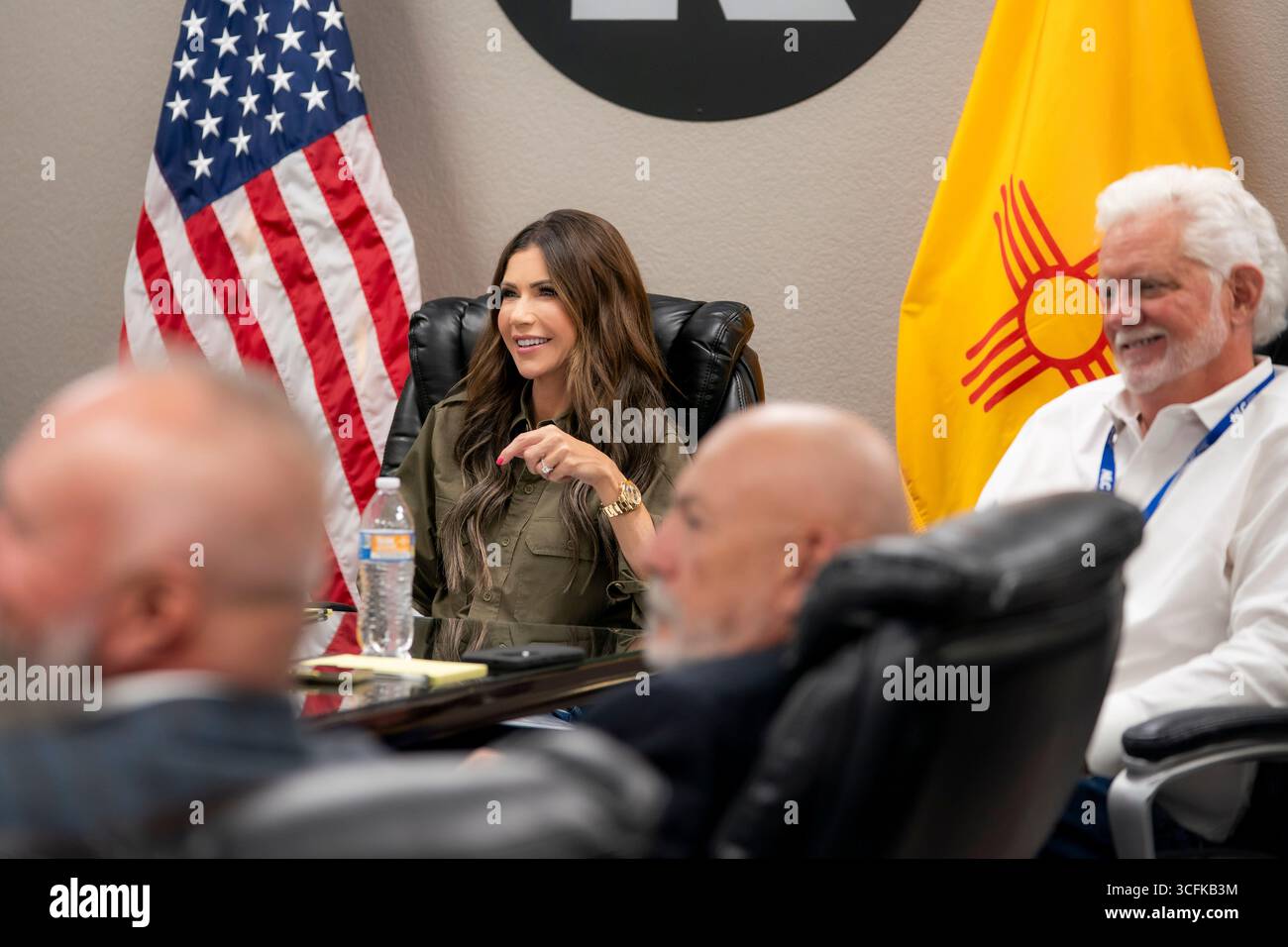Il segretario del Dipartimento per la sicurezza interna (DHS) Kristi Noem ha viaggiato su un jet militare e poi su un elicottero fino al muro del confine meridionale degli Stati Uniti, dove ha in mano una foto - sotto la direzione del presidente Donald Trump - per dipingere il muro d'acciaio del confine nero a Santa Teresa, New Mexico. Noem è stato assistito da membri in uniforme degli agenti della dogana e della protezione delle frontiere degli Stati Uniti. La vernice nera doveva raccogliere l’energia del sole per rendere l’acciaio del muro più caldo al tatto – quindi più difficile per i clandestini scalare. La vernice, tuttavia, veniva applicata solo sul lato statunitense del muro di confine. Foto Stock