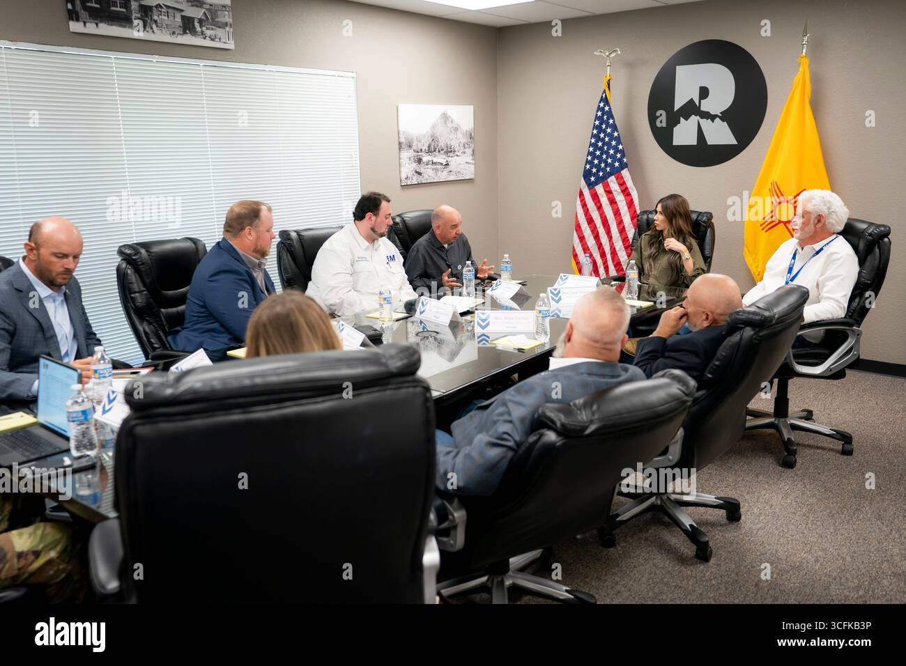 Il segretario del Dipartimento per la sicurezza interna (DHS) Kristi Noem ha viaggiato su un jet militare e poi su un elicottero fino al muro del confine meridionale degli Stati Uniti, dove ha in mano una foto - sotto la direzione del presidente Donald Trump - per dipingere il muro d'acciaio del confine nero a Santa Teresa, New Mexico. Noem è stato assistito da membri in uniforme degli agenti della dogana e della protezione delle frontiere degli Stati Uniti. La vernice nera doveva raccogliere l’energia del sole per rendere l’acciaio del muro più caldo al tatto – quindi più difficile per i clandestini scalare. La vernice, tuttavia, veniva applicata solo sul lato statunitense del muro di confine. Foto Stock