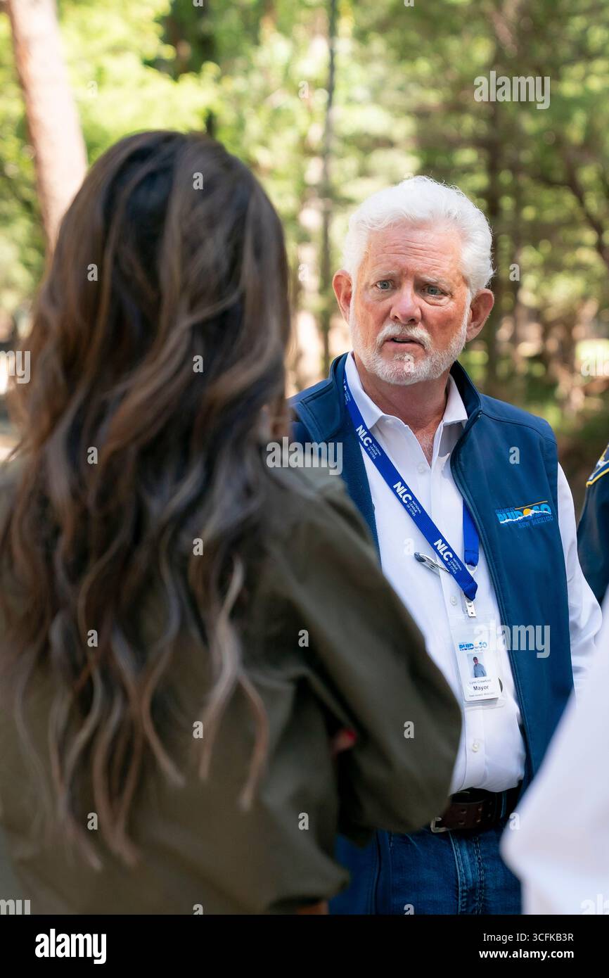 Il segretario del Dipartimento per la sicurezza interna (DHS) Kristi Noem ha viaggiato su un jet militare e poi su un elicottero fino al muro del confine meridionale degli Stati Uniti, dove ha in mano una foto - sotto la direzione del presidente Donald Trump - per dipingere il muro d'acciaio del confine nero a Santa Teresa, New Mexico. Noem è stato assistito da membri in uniforme degli agenti della dogana e della protezione delle frontiere degli Stati Uniti. La vernice nera doveva raccogliere l’energia del sole per rendere l’acciaio del muro più caldo al tatto – quindi più difficile per i clandestini scalare. La vernice, tuttavia, veniva applicata solo sul lato statunitense del muro di confine. Foto Stock