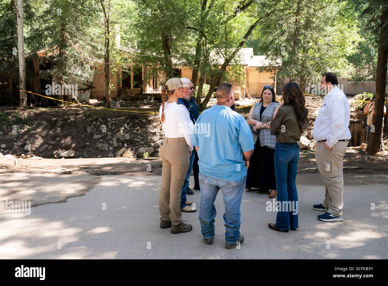Il segretario del Dipartimento per la sicurezza interna (DHS) Kristi Noem ha viaggiato su un jet militare e poi su un elicottero fino al muro del confine meridionale degli Stati Uniti, dove ha in mano una foto - sotto la direzione del presidente Donald Trump - per dipingere il muro d'acciaio del confine nero a Santa Teresa, New Mexico. Noem è stato assistito da membri in uniforme degli agenti della dogana e della protezione delle frontiere degli Stati Uniti. La vernice nera doveva raccogliere l’energia del sole per rendere l’acciaio del muro più caldo al tatto – quindi più difficile per i clandestini scalare. La vernice, tuttavia, veniva applicata solo sul lato statunitense del muro di confine. Foto Stock