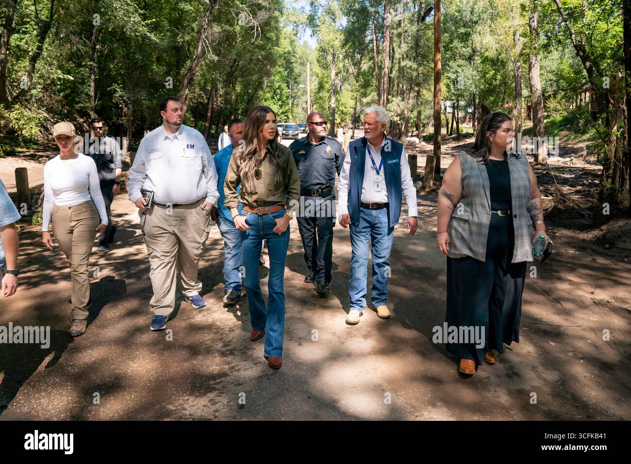 Il segretario del Dipartimento per la sicurezza interna (DHS) Kristi Noem ha viaggiato su un jet militare e poi su un elicottero fino al muro del confine meridionale degli Stati Uniti, dove ha in mano una foto - sotto la direzione del presidente Donald Trump - per dipingere il muro d'acciaio del confine nero a Santa Teresa, New Mexico. Noem è stato assistito da membri in uniforme degli agenti della dogana e della protezione delle frontiere degli Stati Uniti. La vernice nera doveva raccogliere l’energia del sole per rendere l’acciaio del muro più caldo al tatto – quindi più difficile per i clandestini scalare. La vernice, tuttavia, veniva applicata solo sul lato statunitense del muro di confine. Foto Stock