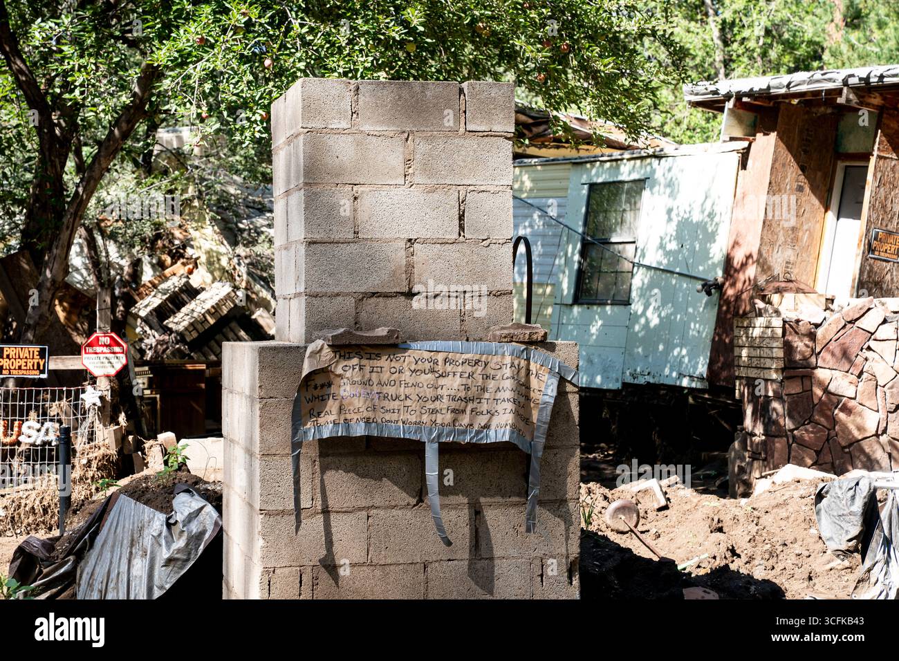 Il segretario del Dipartimento per la sicurezza interna (DHS) Kristi Noem ha viaggiato su un jet militare e poi su un elicottero fino al muro del confine meridionale degli Stati Uniti, dove ha in mano una foto - sotto la direzione del presidente Donald Trump - per dipingere il muro d'acciaio del confine nero a Santa Teresa, New Mexico. Noem è stato assistito da membri in uniforme degli agenti della dogana e della protezione delle frontiere degli Stati Uniti. La vernice nera doveva raccogliere l’energia del sole per rendere l’acciaio del muro più caldo al tatto – quindi più difficile per i clandestini scalare. La vernice, tuttavia, veniva applicata solo sul lato statunitense del muro di confine. Foto Stock