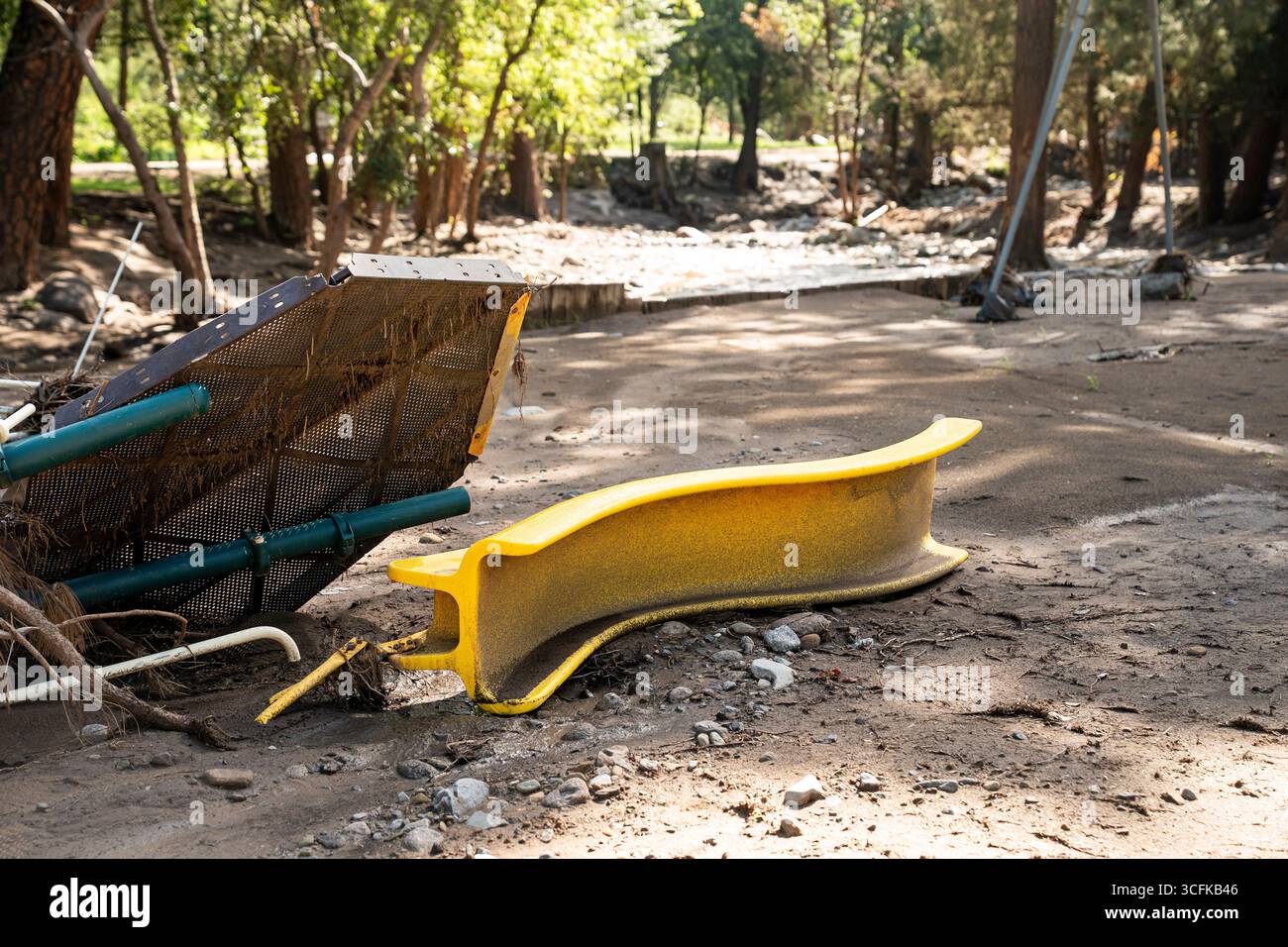 Il segretario del Dipartimento per la sicurezza interna (DHS) Kristi Noem ha viaggiato su un jet militare e poi su un elicottero fino al muro del confine meridionale degli Stati Uniti, dove ha in mano una foto - sotto la direzione del presidente Donald Trump - per dipingere il muro d'acciaio del confine nero a Santa Teresa, New Mexico. Noem è stato assistito da membri in uniforme degli agenti della dogana e della protezione delle frontiere degli Stati Uniti. La vernice nera doveva raccogliere l’energia del sole per rendere l’acciaio del muro più caldo al tatto – quindi più difficile per i clandestini scalare. La vernice, tuttavia, veniva applicata solo sul lato statunitense del muro di confine. Foto Stock