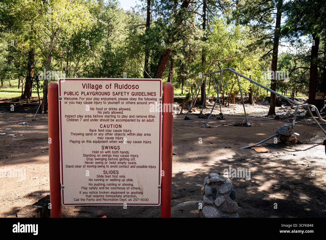 Il segretario del Dipartimento per la sicurezza interna (DHS) Kristi Noem ha viaggiato su un jet militare e poi su un elicottero fino al muro del confine meridionale degli Stati Uniti, dove ha in mano una foto - sotto la direzione del presidente Donald Trump - per dipingere il muro d'acciaio del confine nero a Santa Teresa, New Mexico. Noem è stato assistito da membri in uniforme degli agenti della dogana e della protezione delle frontiere degli Stati Uniti. La vernice nera doveva raccogliere l’energia del sole per rendere l’acciaio del muro più caldo al tatto – quindi più difficile per i clandestini scalare. La vernice, tuttavia, veniva applicata solo sul lato statunitense del muro di confine. Foto Stock