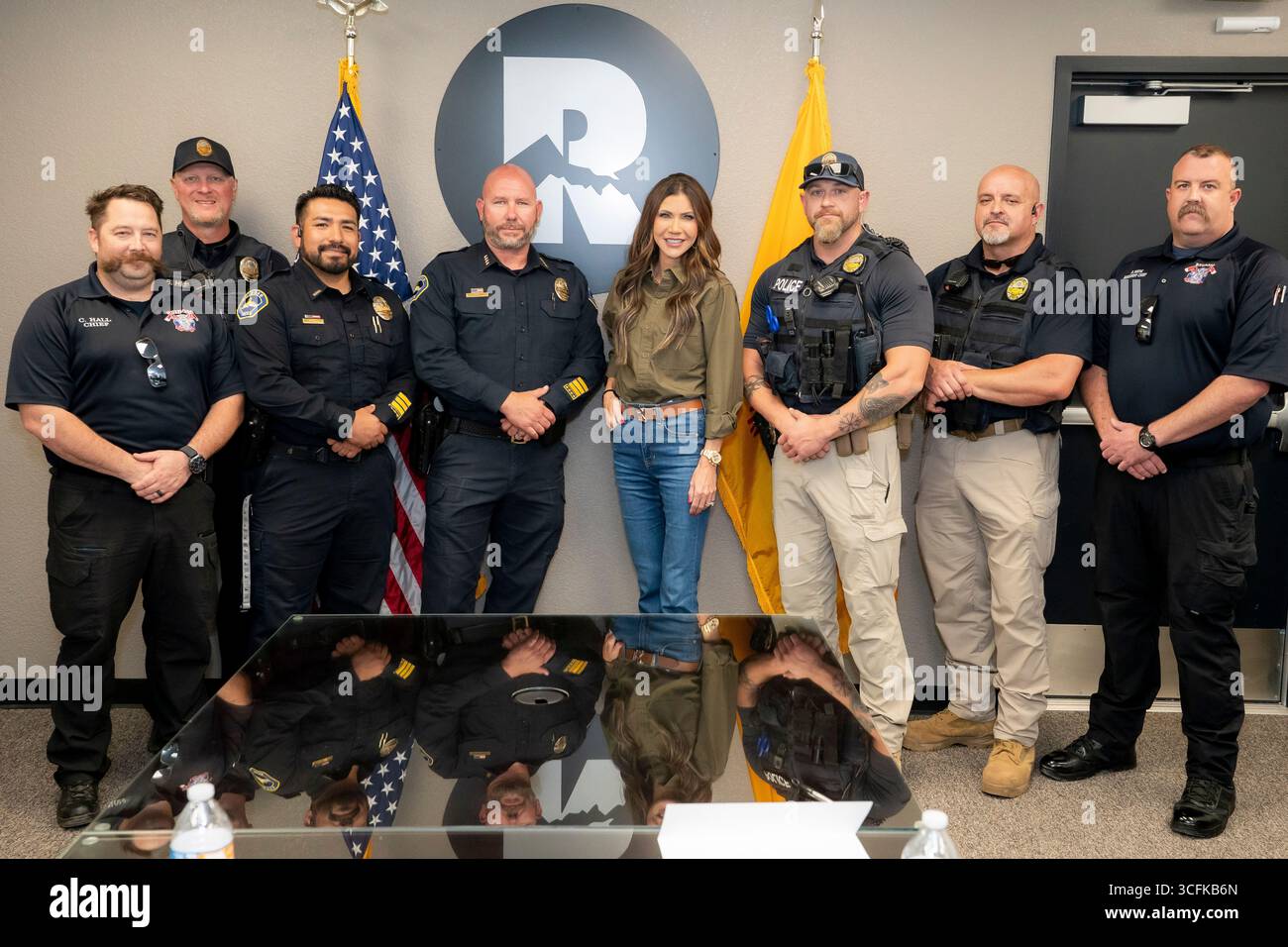 Il segretario del Dipartimento per la sicurezza interna (DHS) Kristi Noem ha viaggiato su un jet militare e poi su un elicottero fino al muro del confine meridionale degli Stati Uniti, dove ha in mano una foto - sotto la direzione del presidente Donald Trump - per dipingere il muro d'acciaio del confine nero a Santa Teresa, New Mexico. Noem è stato assistito da membri in uniforme degli agenti della dogana e della protezione delle frontiere degli Stati Uniti. La vernice nera doveva raccogliere l’energia del sole per rendere l’acciaio del muro più caldo al tatto – quindi più difficile per i clandestini scalare. La vernice, tuttavia, veniva applicata solo sul lato statunitense del muro di confine. Foto Stock