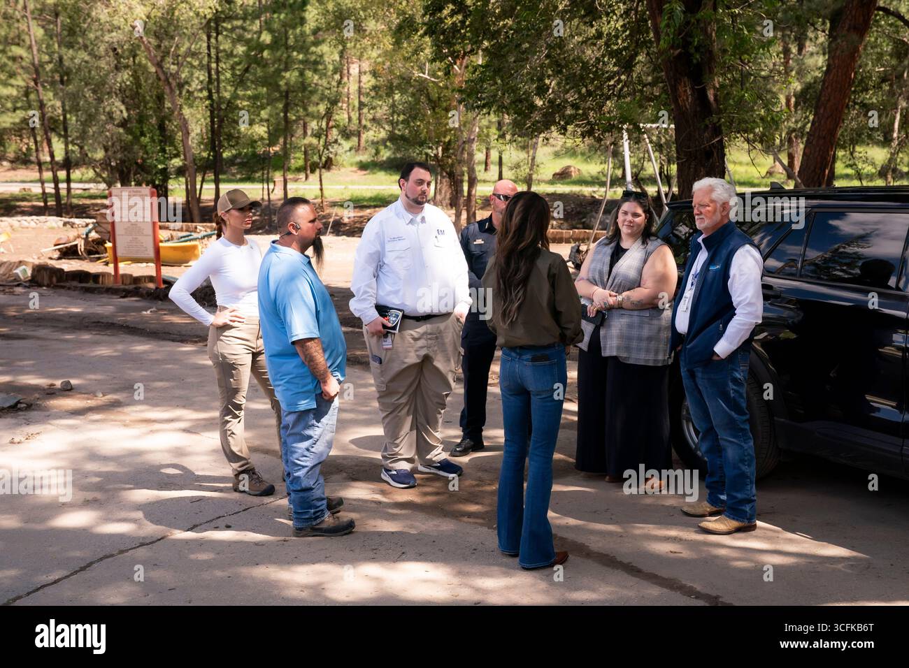 Il segretario del Dipartimento per la sicurezza interna (DHS) Kristi Noem ha viaggiato su un jet militare e poi su un elicottero fino al muro del confine meridionale degli Stati Uniti, dove ha in mano una foto - sotto la direzione del presidente Donald Trump - per dipingere il muro d'acciaio del confine nero a Santa Teresa, New Mexico. Noem è stato assistito da membri in uniforme degli agenti della dogana e della protezione delle frontiere degli Stati Uniti. La vernice nera doveva raccogliere l’energia del sole per rendere l’acciaio del muro più caldo al tatto – quindi più difficile per i clandestini scalare. La vernice, tuttavia, veniva applicata solo sul lato statunitense del muro di confine. Foto Stock