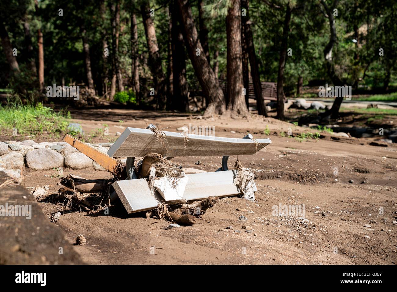 Il segretario del Dipartimento per la sicurezza interna (DHS) Kristi Noem ha viaggiato su un jet militare e poi su un elicottero fino al muro del confine meridionale degli Stati Uniti, dove ha in mano una foto - sotto la direzione del presidente Donald Trump - per dipingere il muro d'acciaio del confine nero a Santa Teresa, New Mexico. Noem è stato assistito da membri in uniforme degli agenti della dogana e della protezione delle frontiere degli Stati Uniti. La vernice nera doveva raccogliere l’energia del sole per rendere l’acciaio del muro più caldo al tatto – quindi più difficile per i clandestini scalare. La vernice, tuttavia, veniva applicata solo sul lato statunitense del muro di confine. Foto Stock