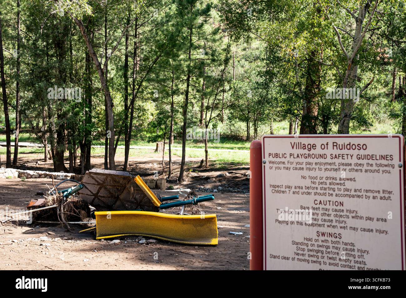 Il segretario del Dipartimento per la sicurezza interna (DHS) Kristi Noem ha viaggiato su un jet militare e poi su un elicottero fino al muro del confine meridionale degli Stati Uniti, dove ha in mano una foto - sotto la direzione del presidente Donald Trump - per dipingere il muro d'acciaio del confine nero a Santa Teresa, New Mexico. Noem è stato assistito da membri in uniforme degli agenti della dogana e della protezione delle frontiere degli Stati Uniti. La vernice nera doveva raccogliere l’energia del sole per rendere l’acciaio del muro più caldo al tatto – quindi più difficile per i clandestini scalare. La vernice, tuttavia, veniva applicata solo sul lato statunitense del muro di confine. Foto Stock