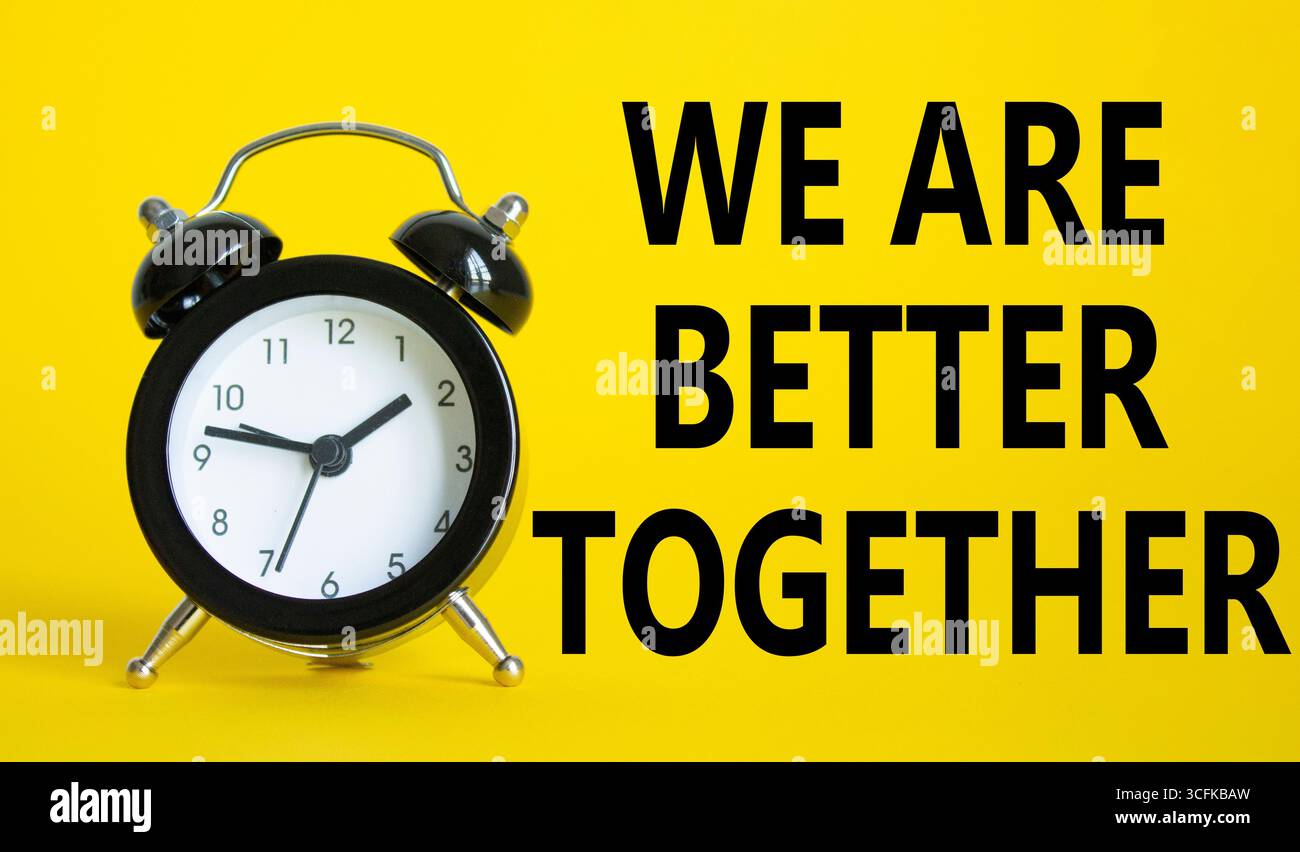 Raccontaci il simbolo della tua storia. Splendido sfondo giallo con sveglia con parole che raccontano la tua storia. Business e raccontaci il tuo concetto di storia. Copia s Foto Stock