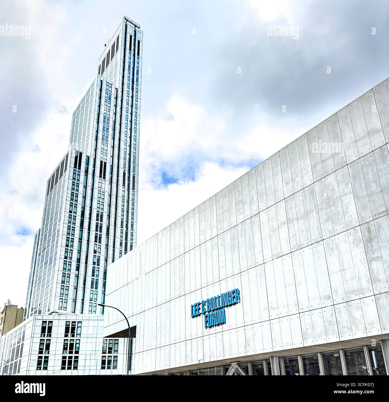 Lee C. Bullinger Forum con torre residenziale di 34 piani sullo sfondo, Columbia University, Manhattan Campus, 600 West 125th Street, West Harlem, Foto Stock