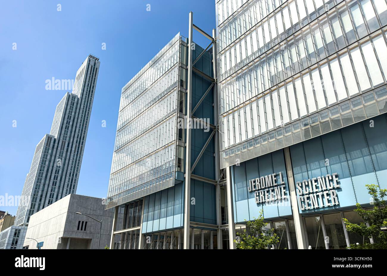 Jerome L. Greene Science Center (a destra), Lee C. Bullinger Forum e torre residenziale di 34 piani (entrambe all'estrema sinistra), Columbia University, Manhattanville CA Foto Stock