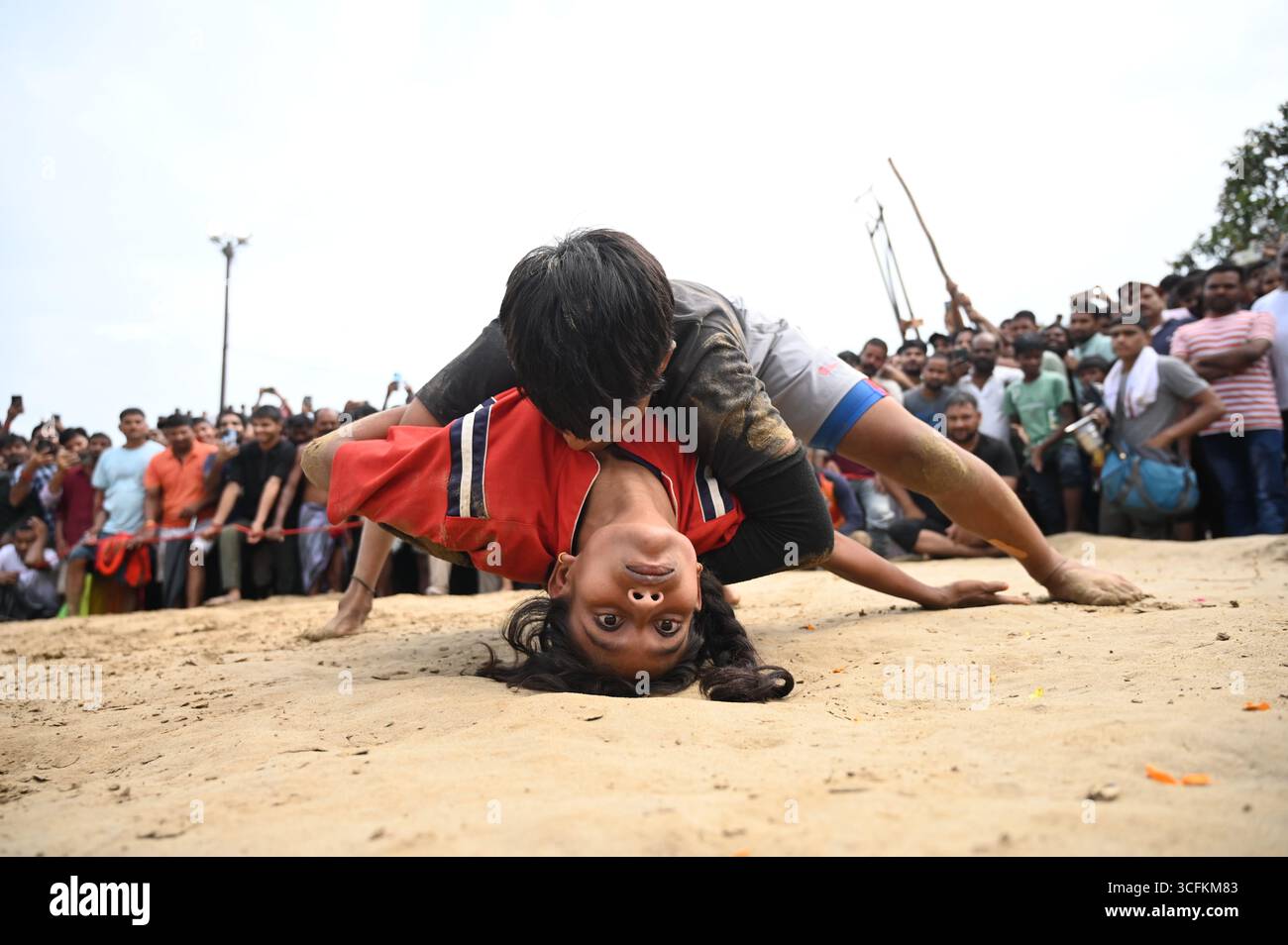 Prayagraj, Uttar Pradesh, India. 23 agosto 2025. Prayagraj: Le donne lottatrici prendono parte ad un incontro di wrestling tradizionale durante Dadhikando mela a salori, a Prayagraj sabato 23 agosto 2025. (Credit Image: © Prabhat Kumar Verma/ZUMA Press Wire) SOLO PER USO EDITORIALE! Non per USO commerciale! Foto Stock
