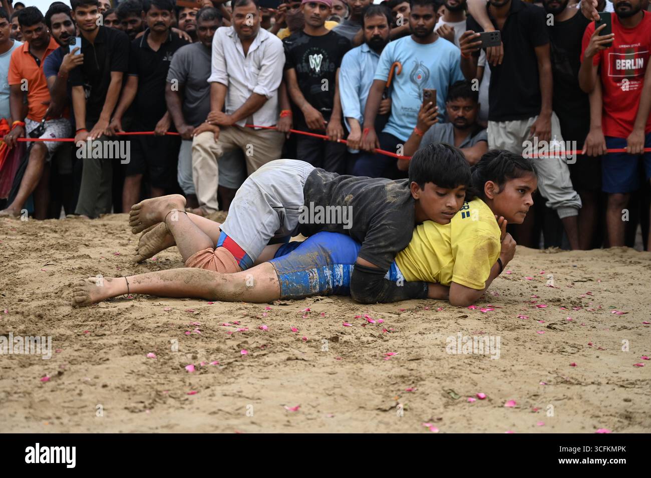 Prayagraj, Uttar Pradesh, India. 23 agosto 2025. Prayagraj: Le donne lottatrici prendono parte ad un incontro di wrestling tradizionale durante Dadhikando mela a salori, a Prayagraj sabato 23 agosto 2025. (Credit Image: © Prabhat Kumar Verma/ZUMA Press Wire) SOLO PER USO EDITORIALE! Non per USO commerciale! Foto Stock